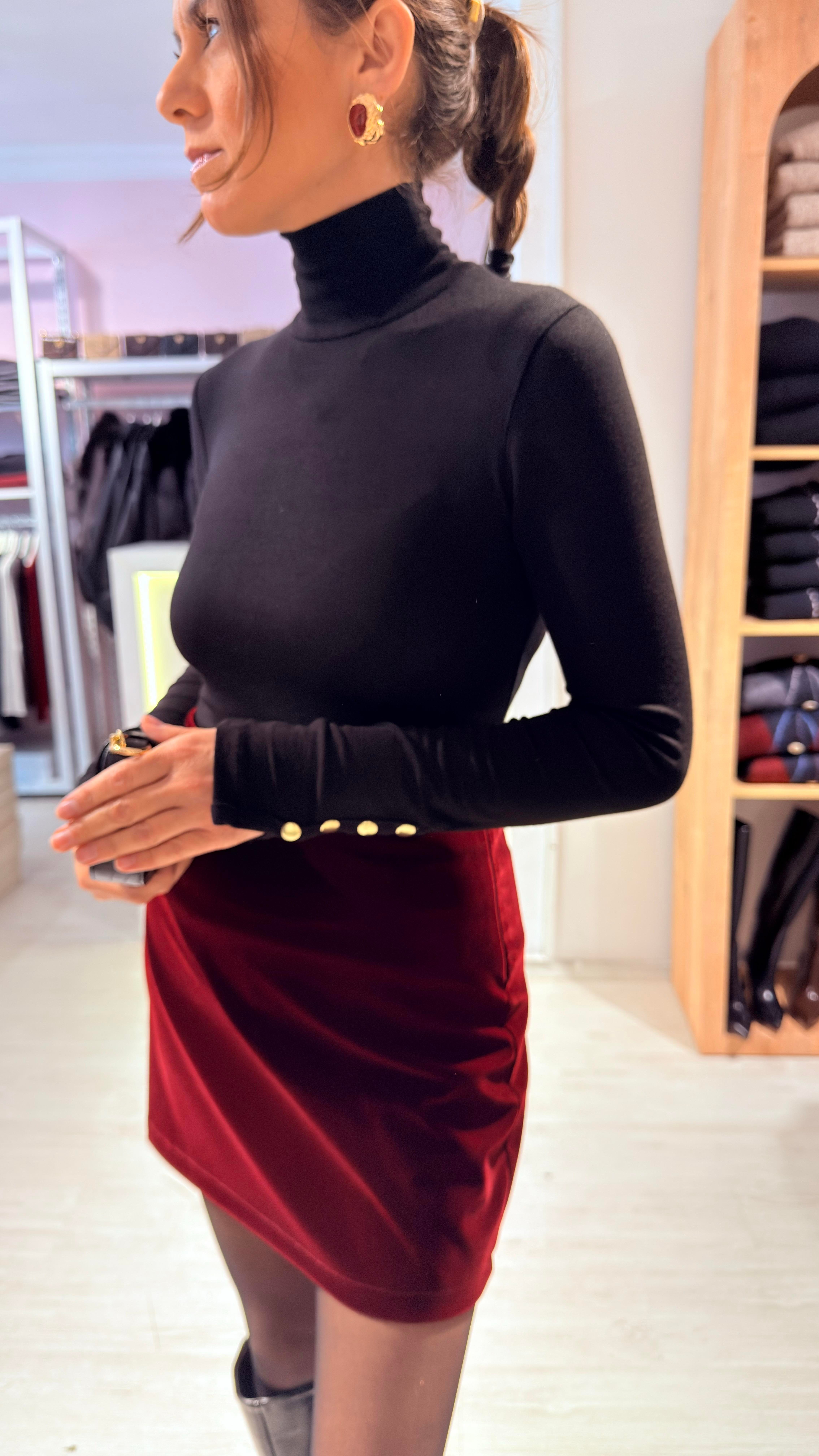 Siyah Boğazlı Gold Düğmeli Body