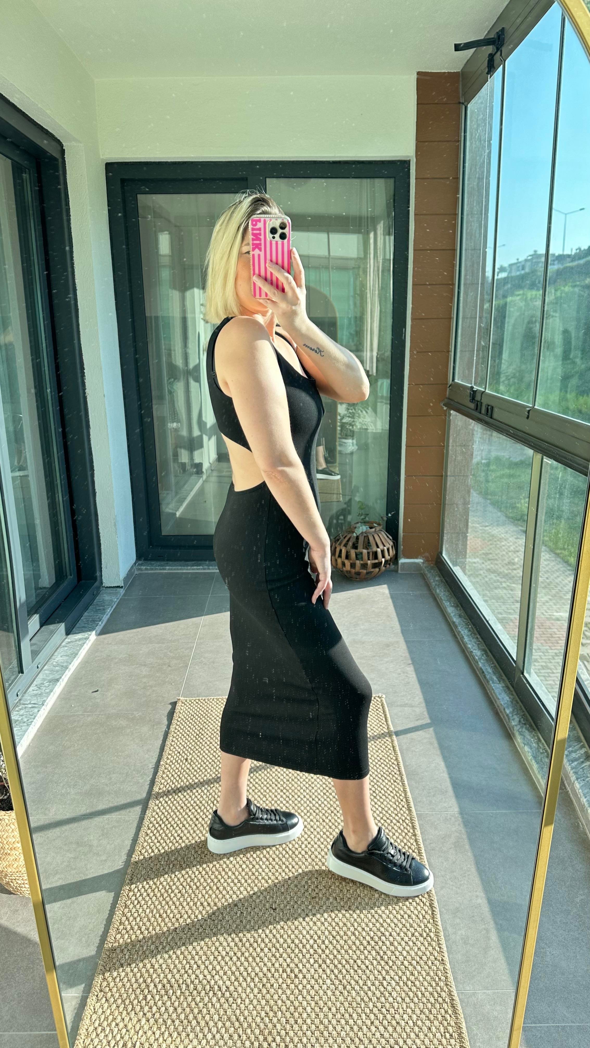 Siyah Sırtı Açık Elbise