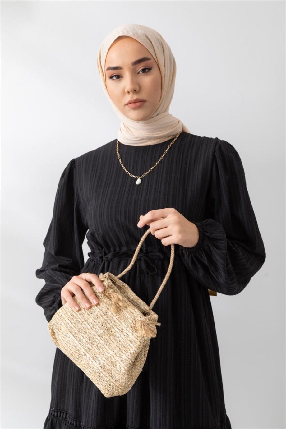 Belden Bağcıklı Dantel İşlemeli Siyah Elbise