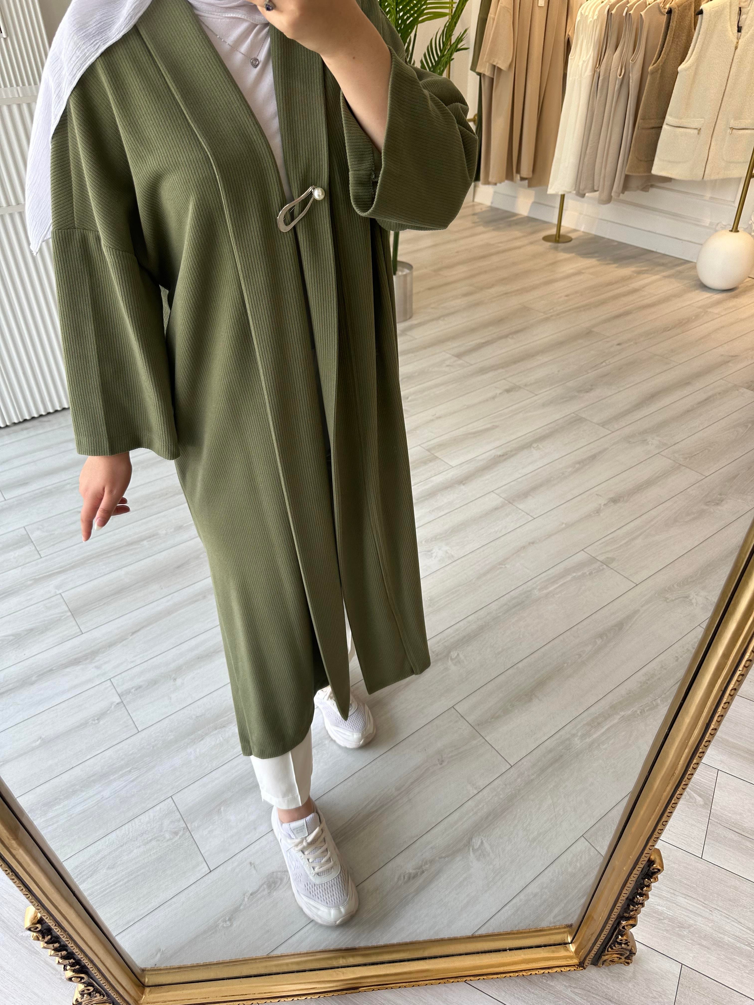 BROŞ DETAYLI YEŞİL HIRKA