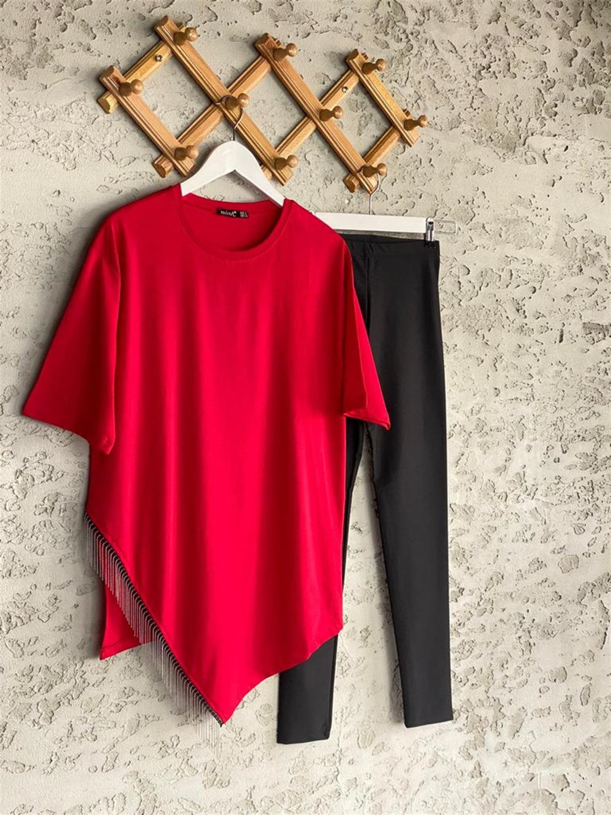 anı Yırtmaçlı Zincir Detaylı Tshirt (Kırmızı)
