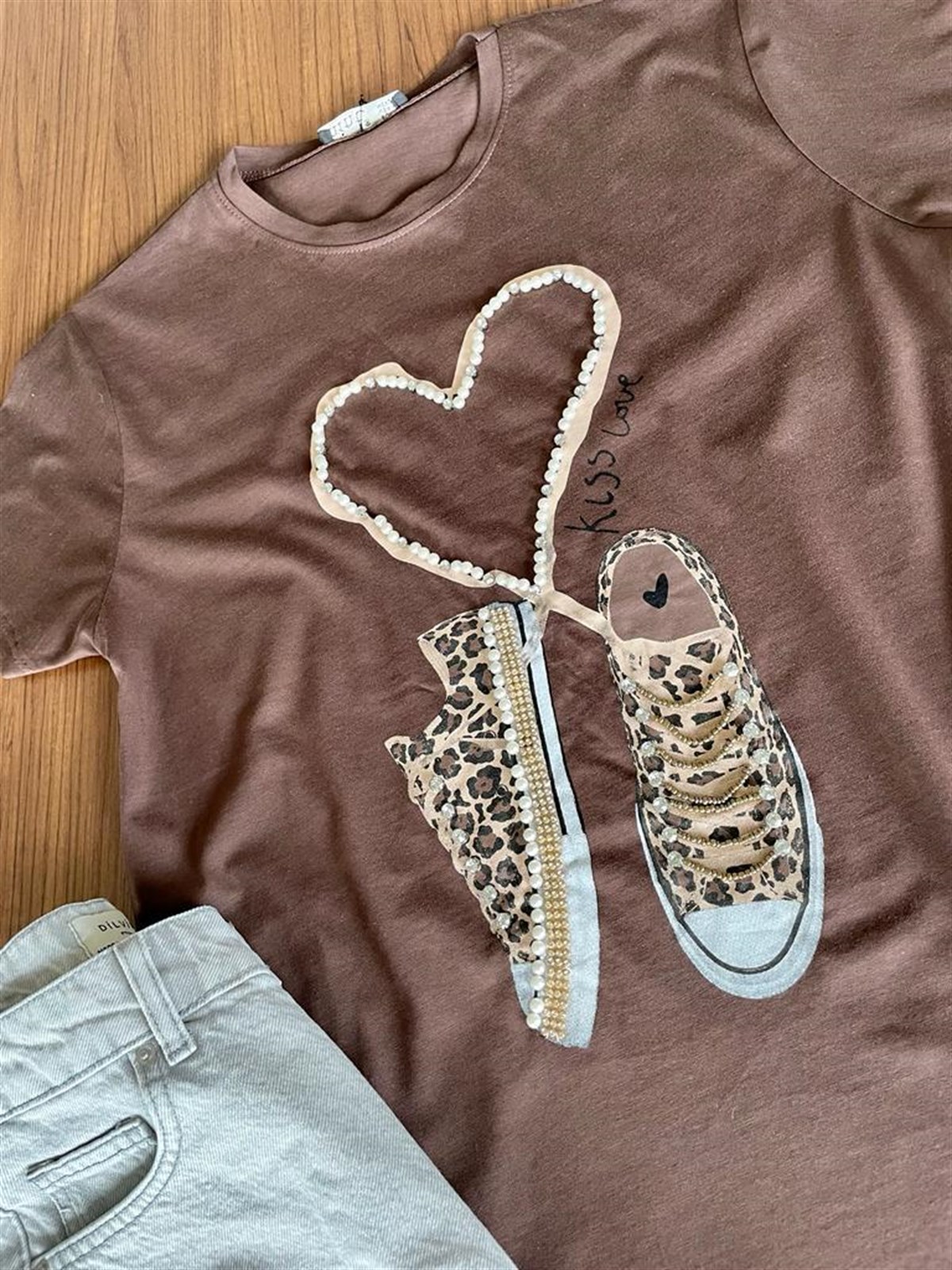 Ayakkabı Desenli İnci İşlemeli Tshirt (Kahve)