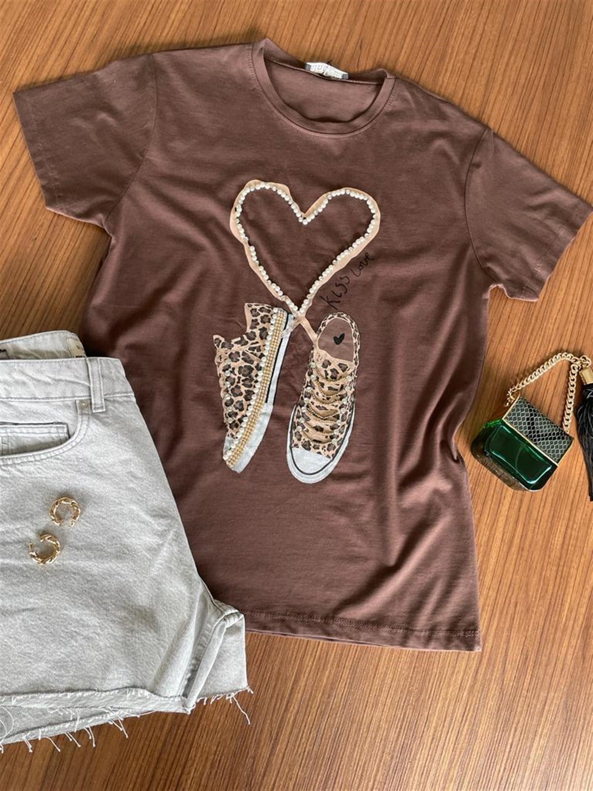 Ayakkabı Desenli İnci İşlemeli Tshirt (Kahve)