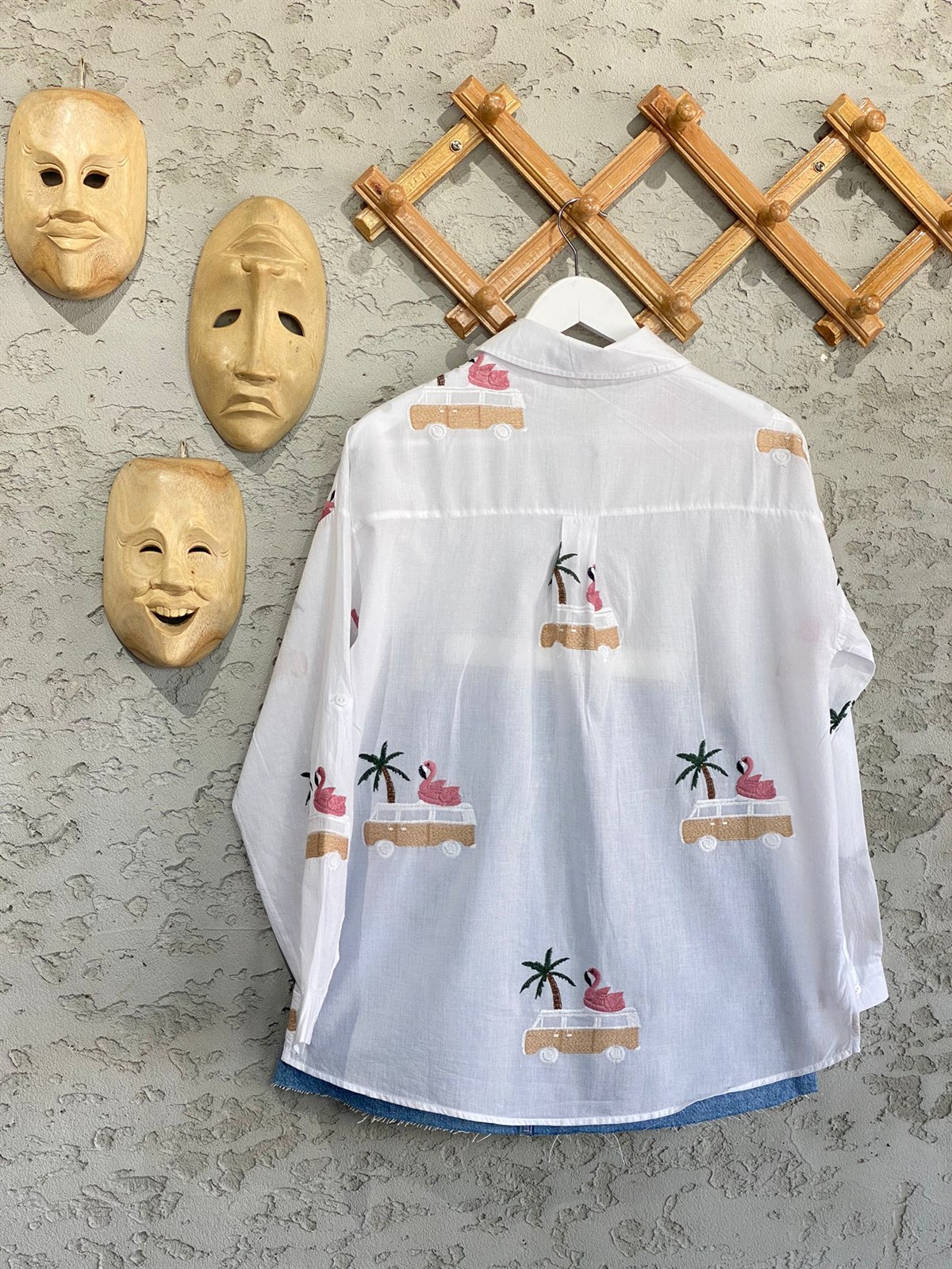 Beyaz Tasarım Flamingo Nakış İşlemeli Polo Yaka Detaylı Oversize Tropiko Gömlek