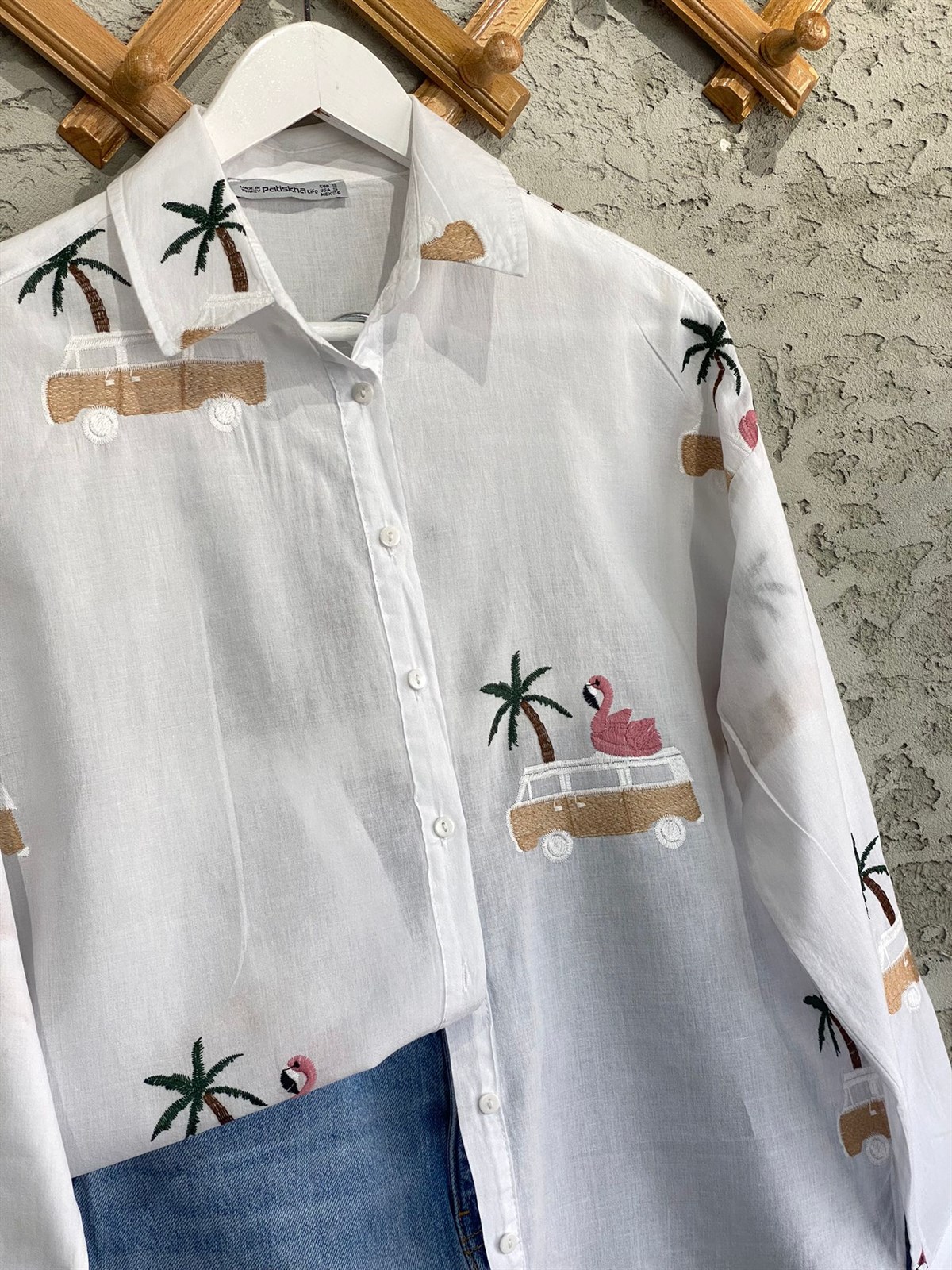 Beyaz Tasarım Flamingo Nakış İşlemeli Polo Yaka Detaylı Oversize Tropiko Gömlek