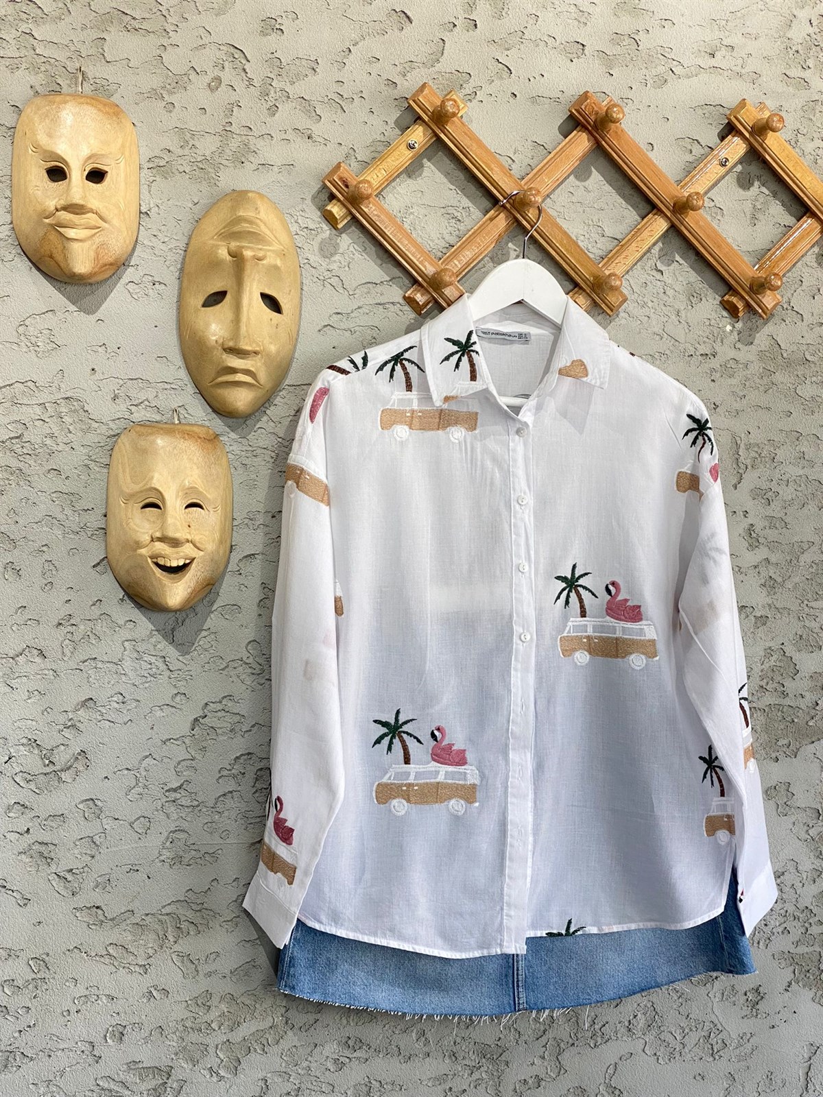 Beyaz Tasarım Flamingo Nakış İşlemeli Polo Yaka Detaylı Oversize Tropiko Gömlek
