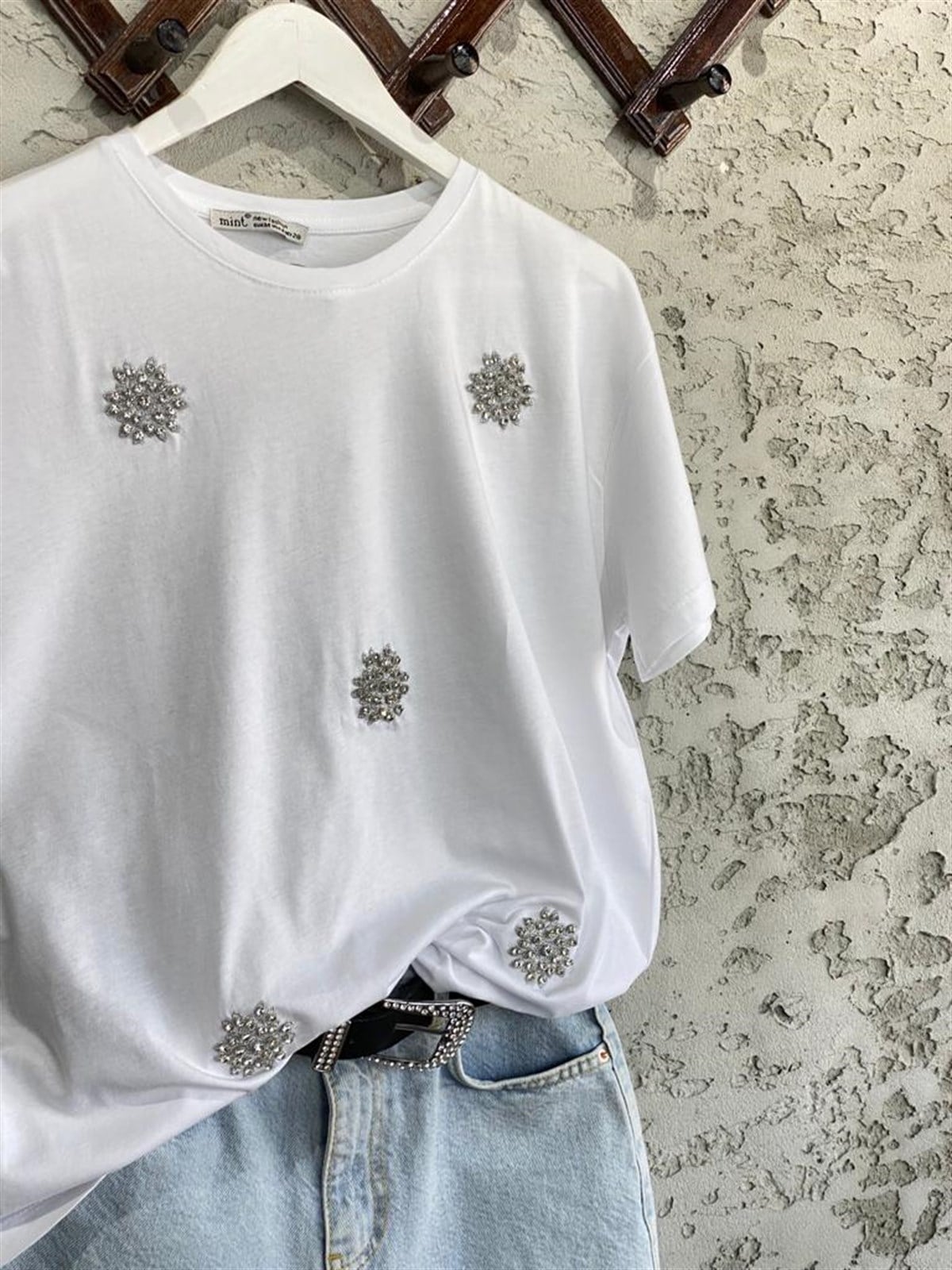 Bisiklet Yaka Kristal Taşlı Çiçek Detay Tshirt (Beyaz)
