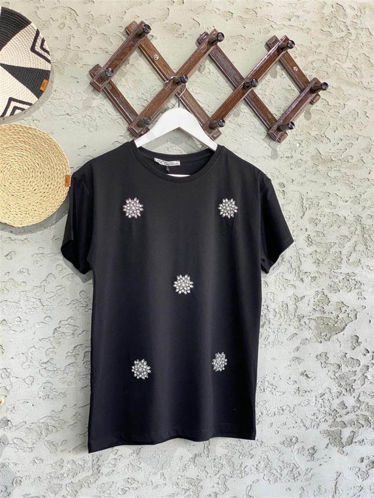 Bisiklet Yaka Kristal Taşlı Çiçek Detay Tshirt (Siyah)