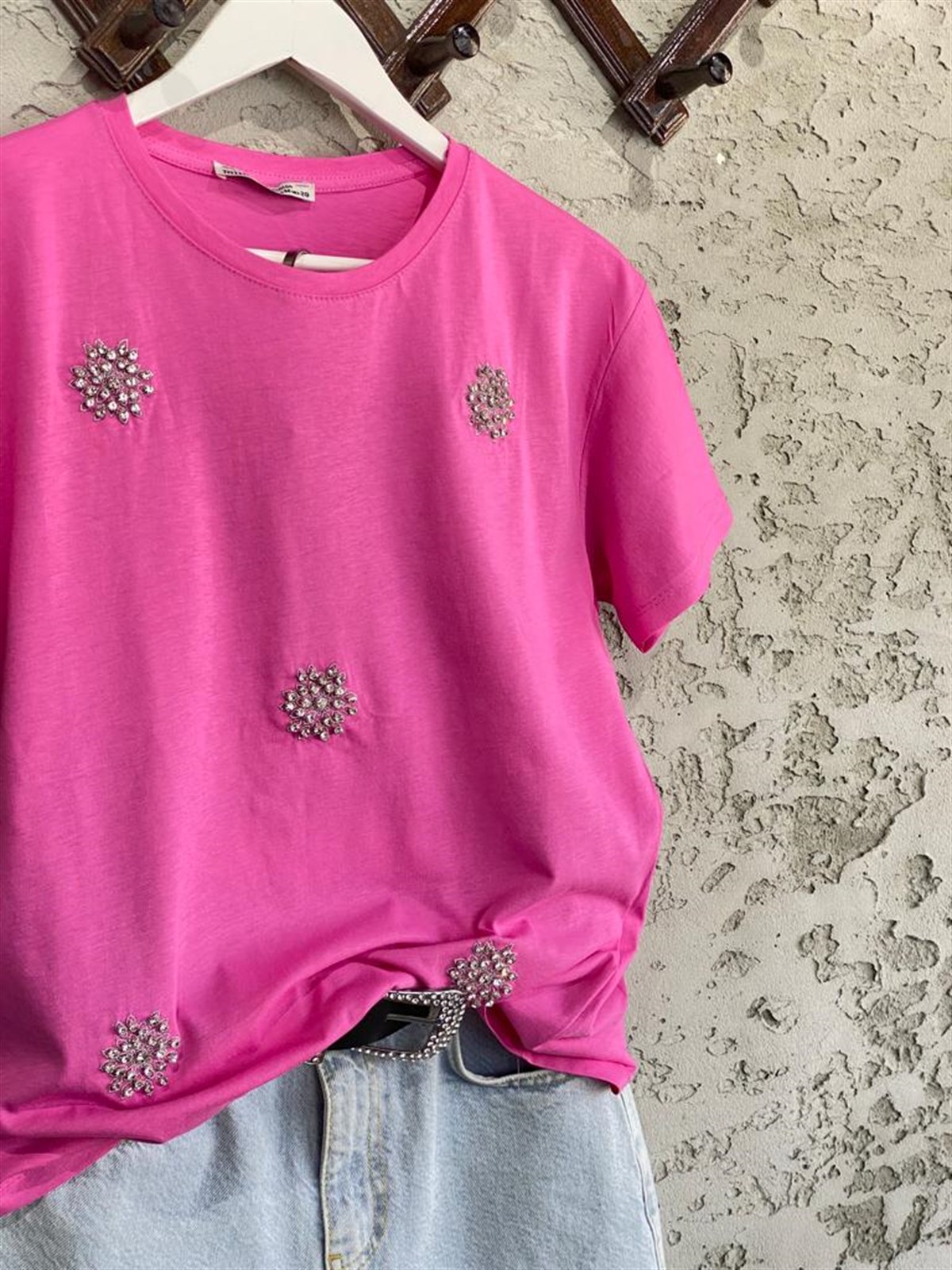 Bisiklet Yaka Kristal Taşlı Çiçek Detay Tshirt (Pembe)