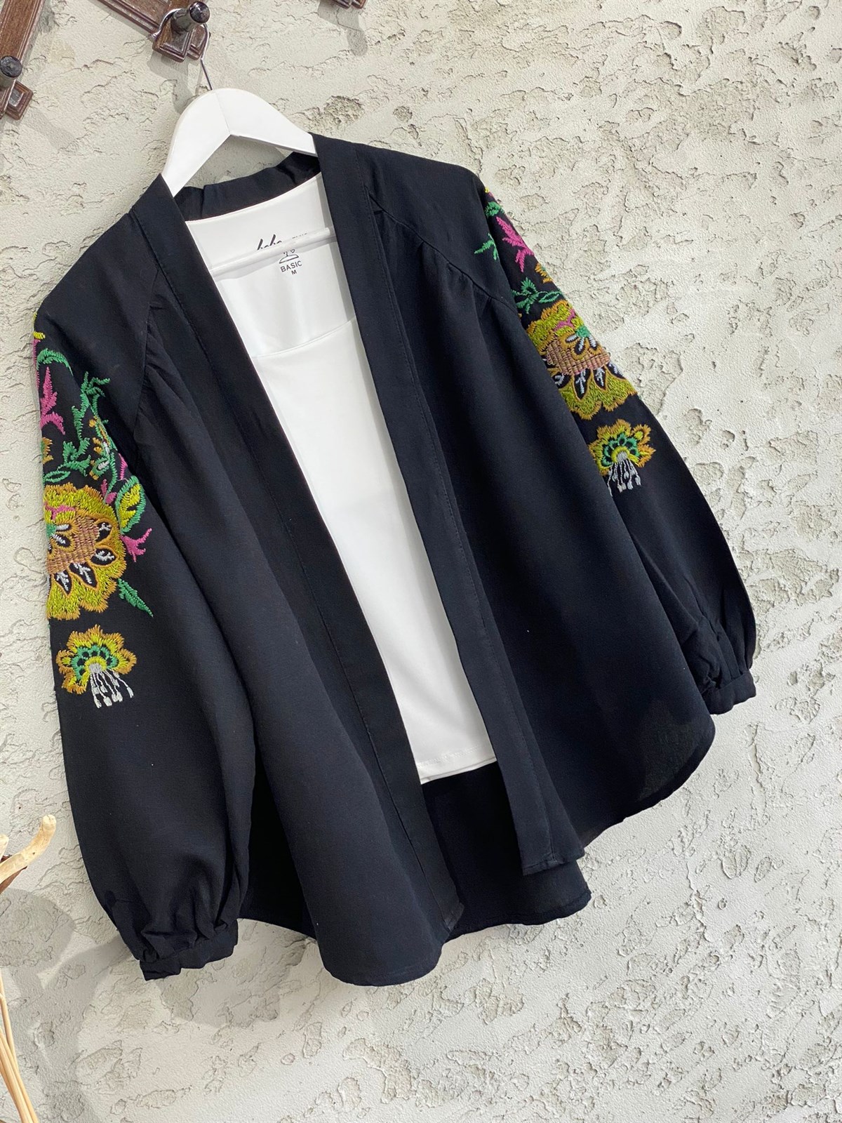 Çiçek İşlemeli Keten Kimono (Siyah)