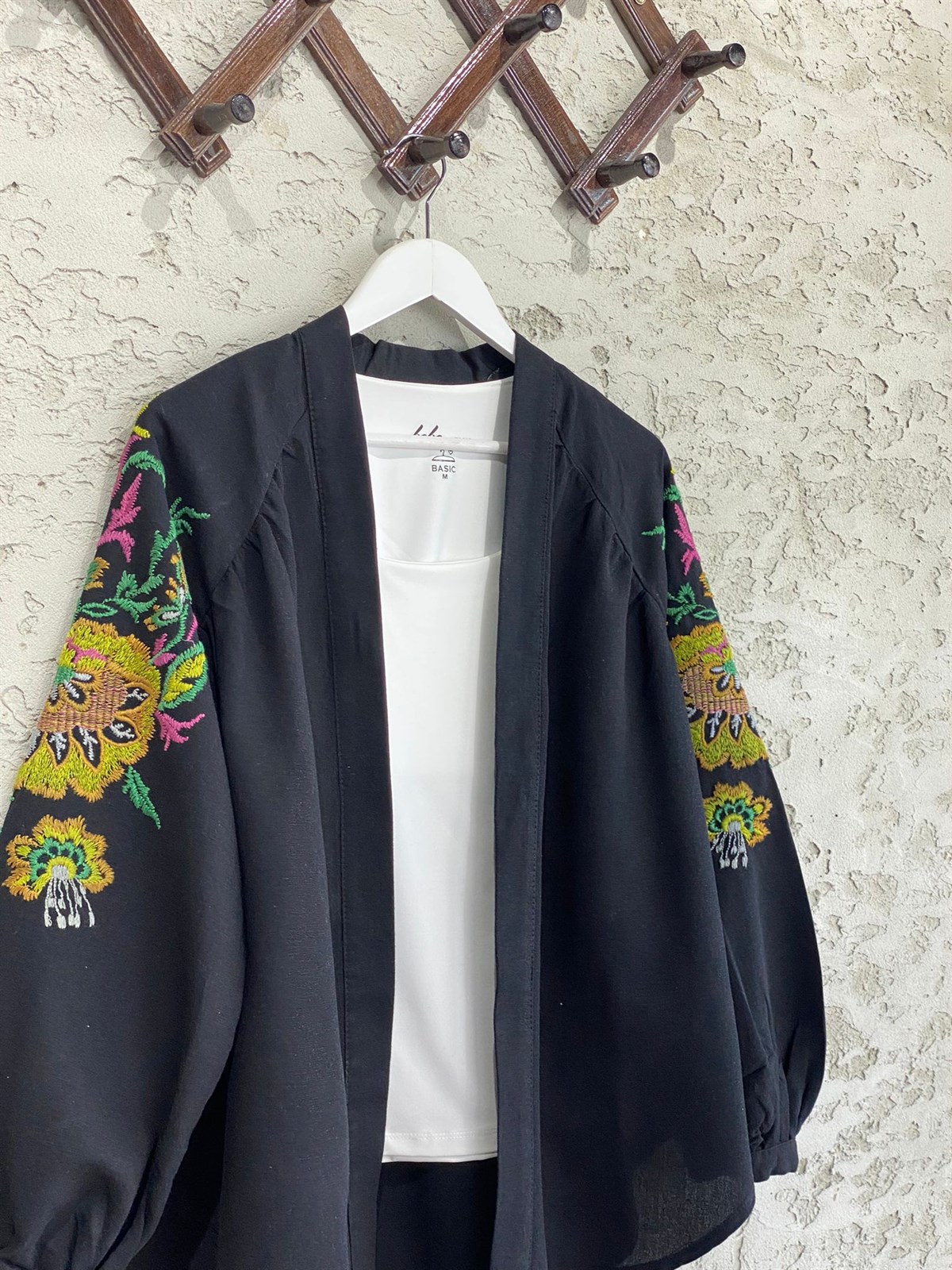 Çiçek İşlemeli Keten Kimono (Siyah)