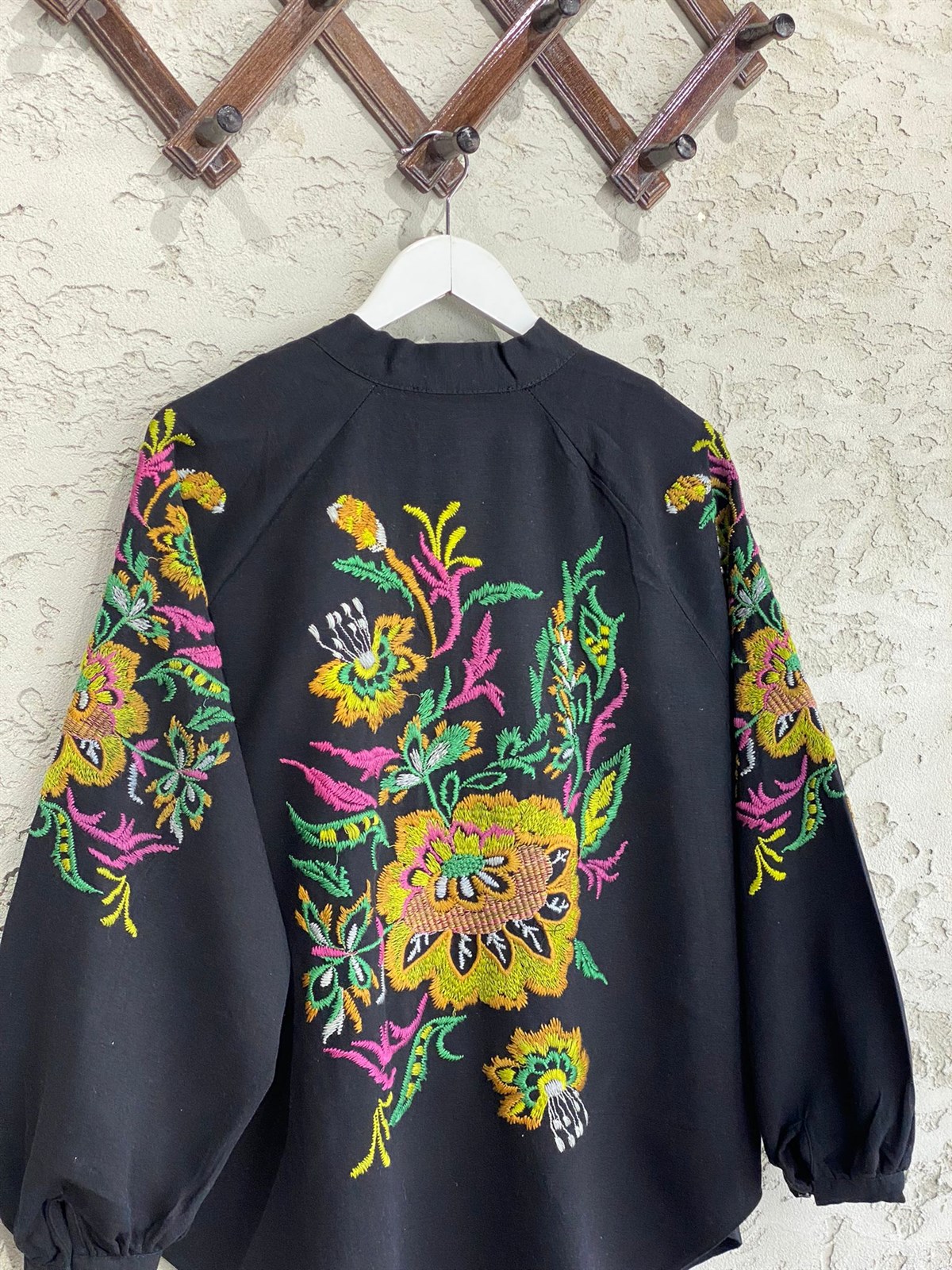 Çiçek İşlemeli Keten Kimono (Siyah)