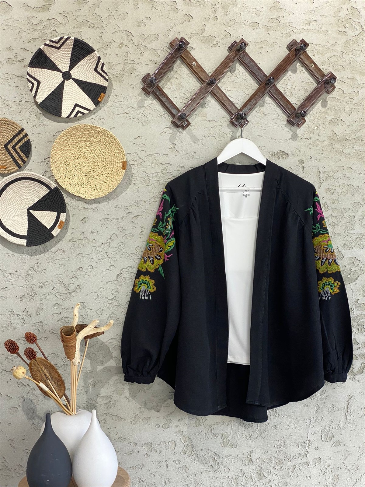 Çiçek İşlemeli Keten Kimono (Siyah)