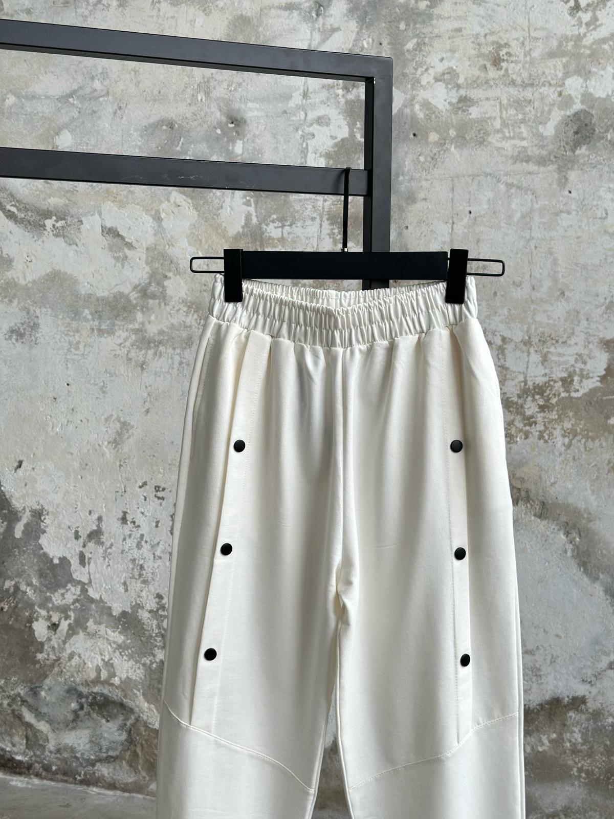 Çıtçıt Detaylı Paça Lastikli Pantolon (Beyaz)