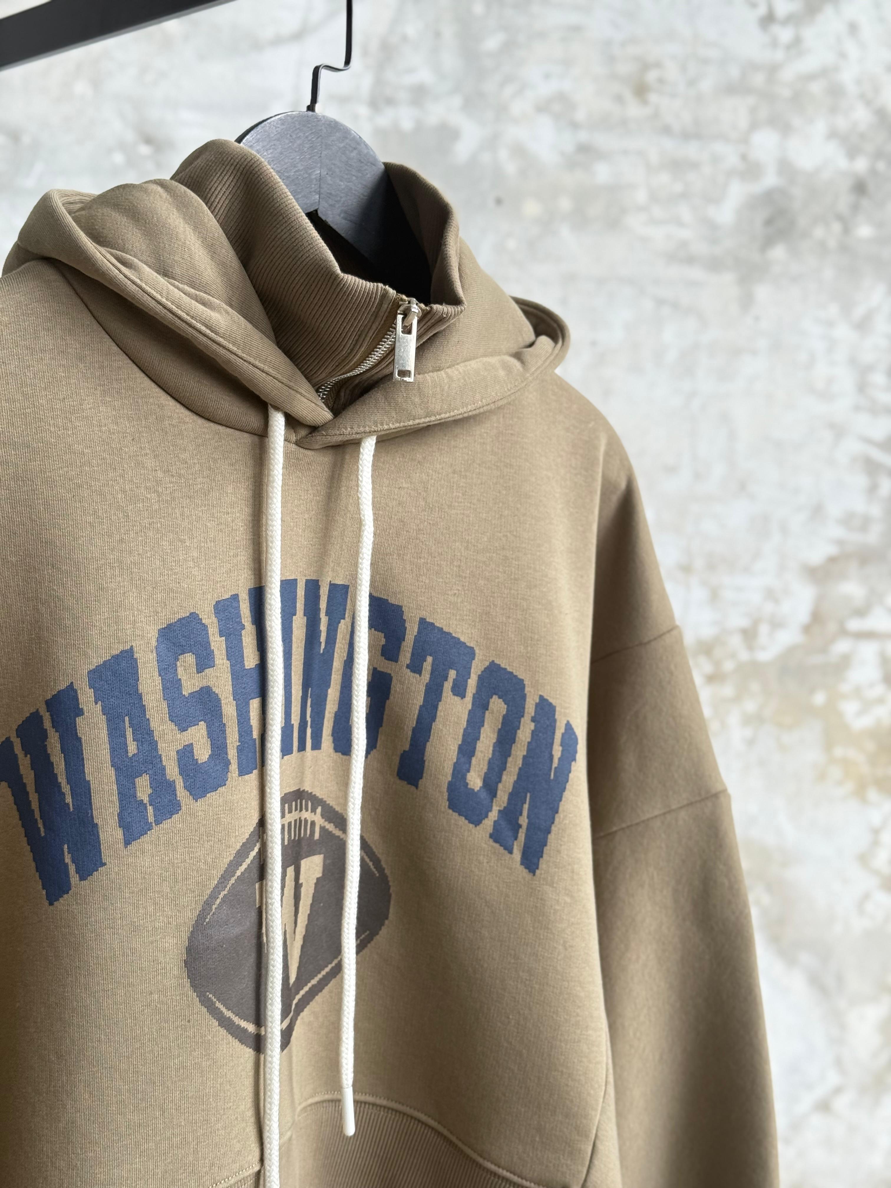 Dik Yaka Detaylı Önü Baskılı Kapüşonlu Sweatshirt (Haki)