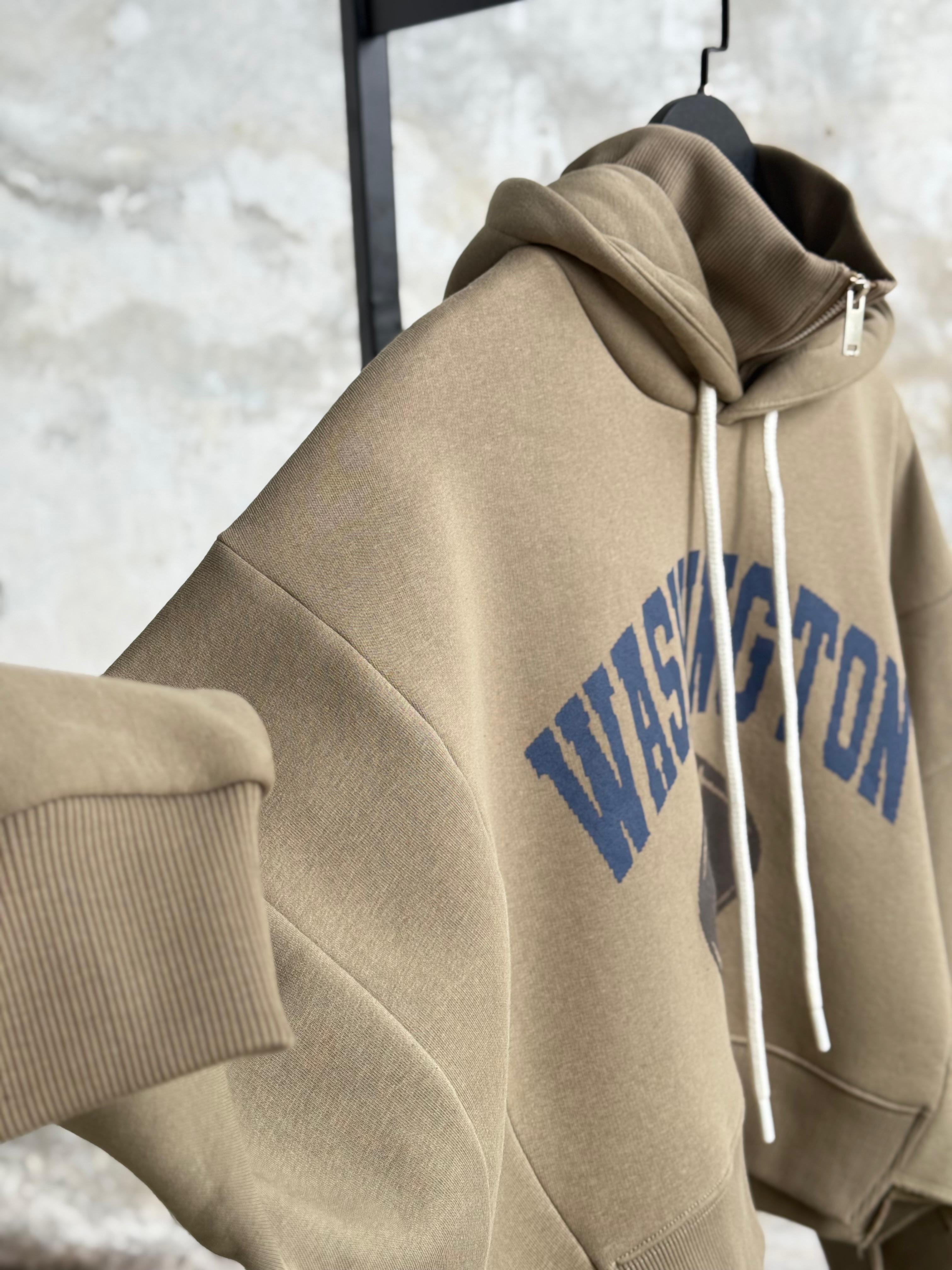 Dik Yaka Detaylı Önü Baskılı Kapüşonlu Sweatshirt (Haki)