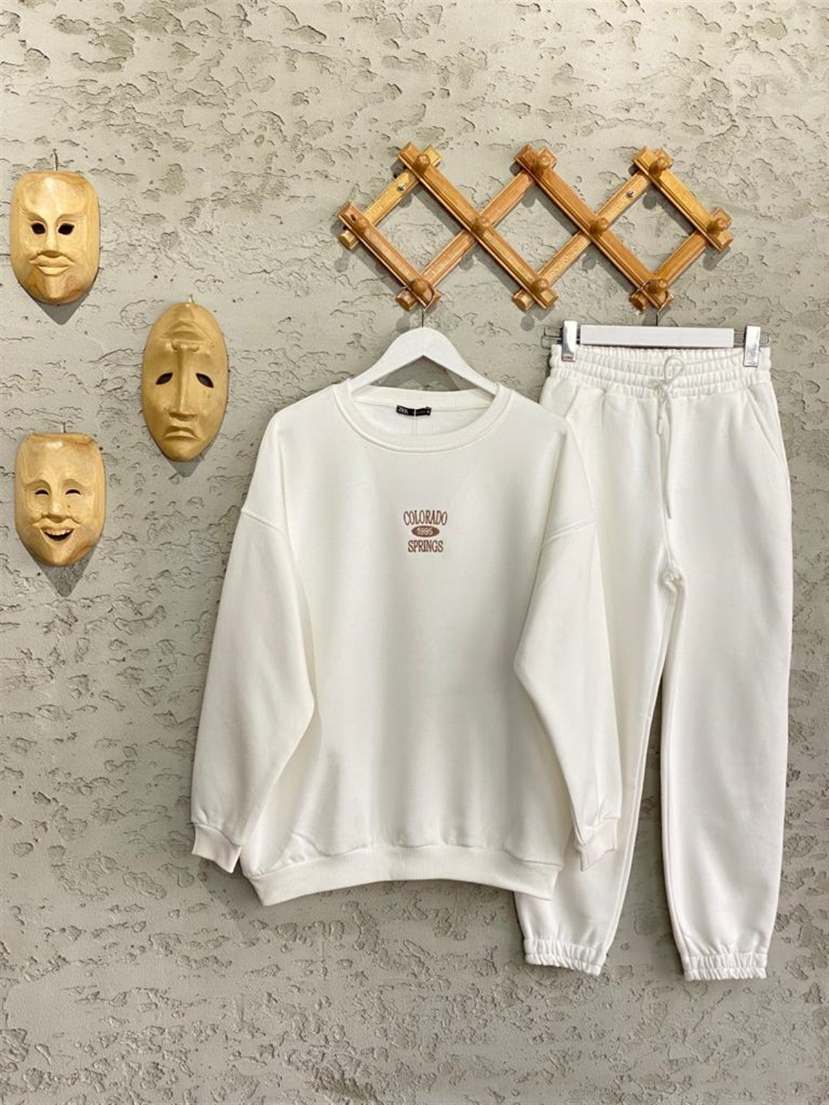 Dik Yaka Fermuarlı Beyaz Sweatshirt