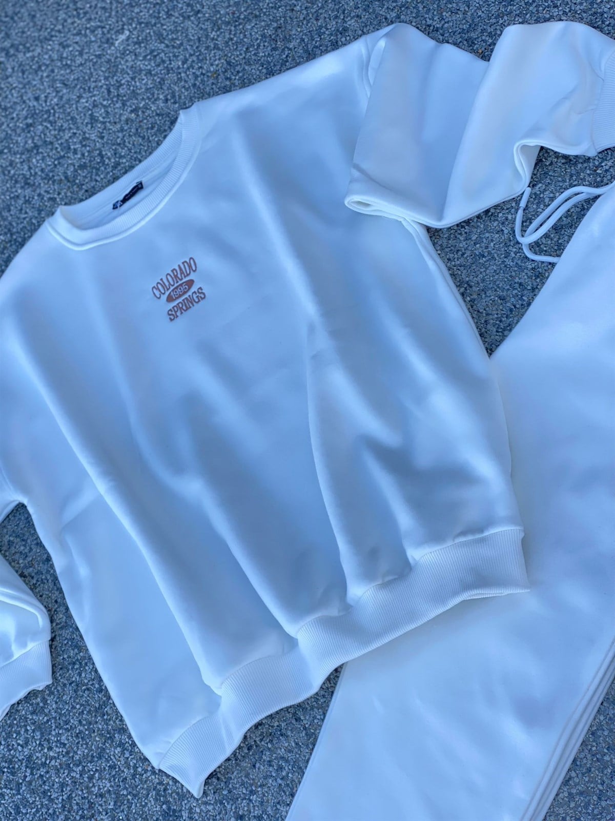 Dik Yaka Fermuarlı Beyaz Sweatshirt