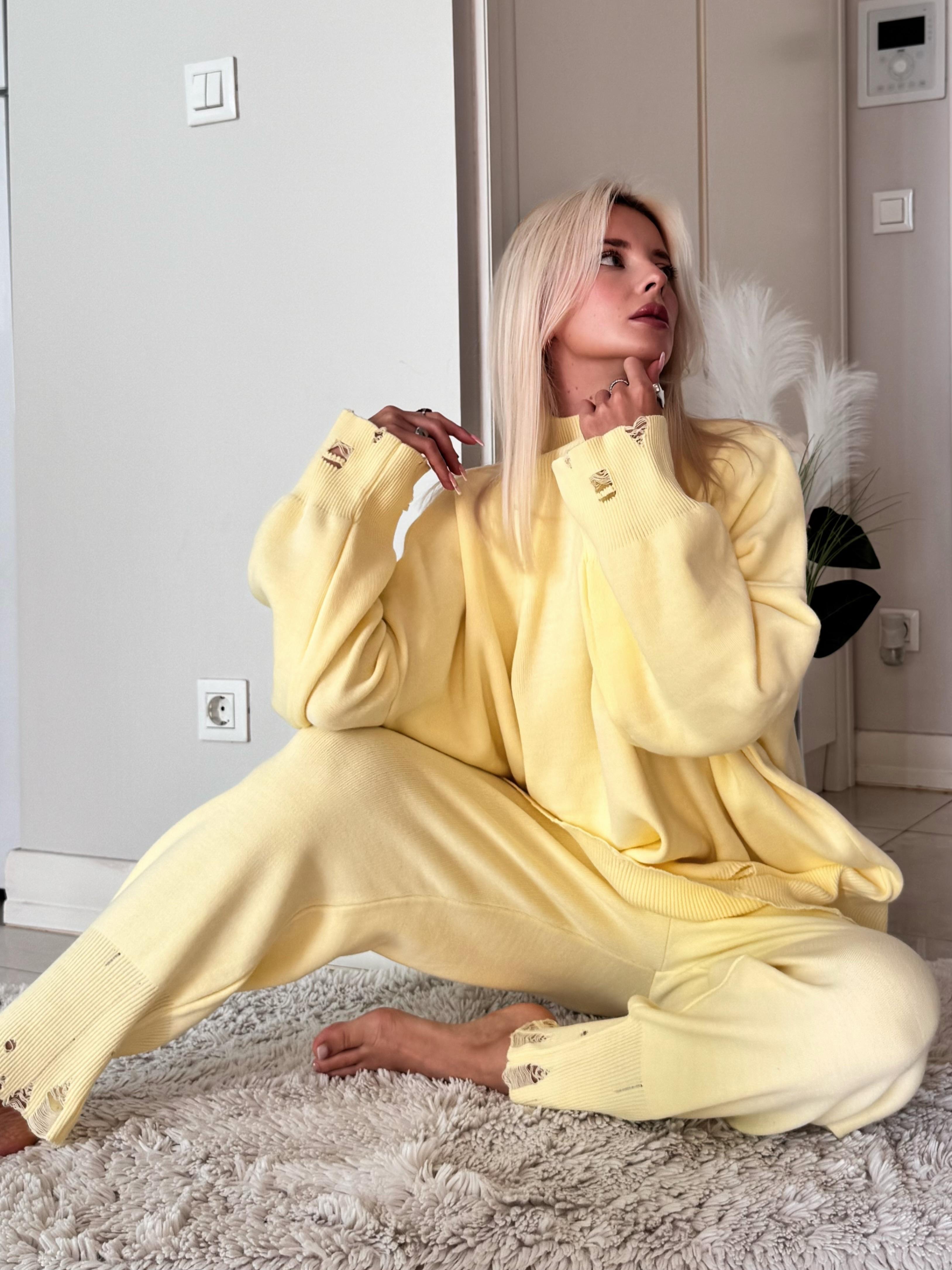 Dik Yaka Yırtık Detaylı Oversize Triko Takım (Sarı)