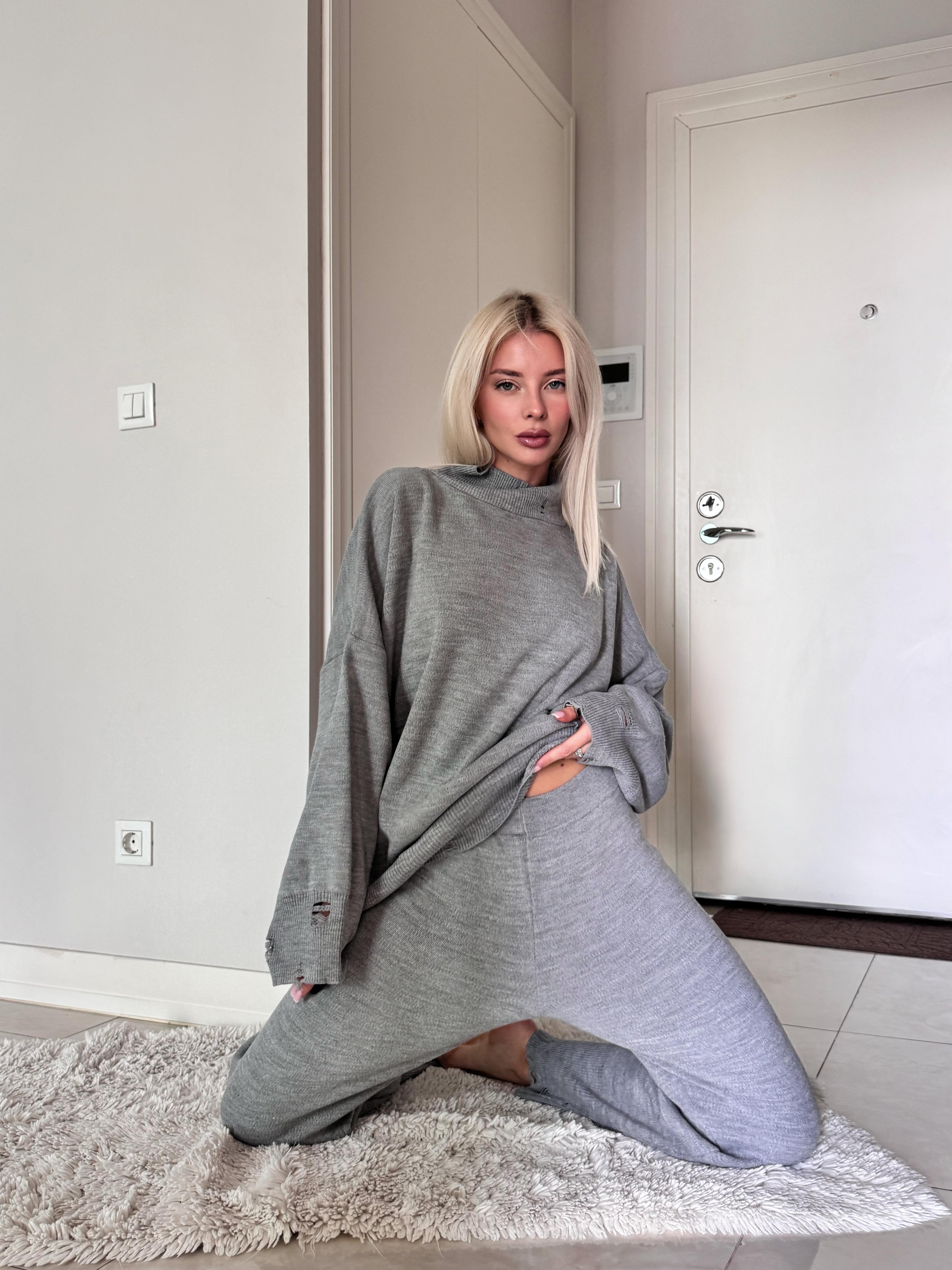 Dik Yaka Yırtık Detaylı Oversize Triko Takım (Gri)