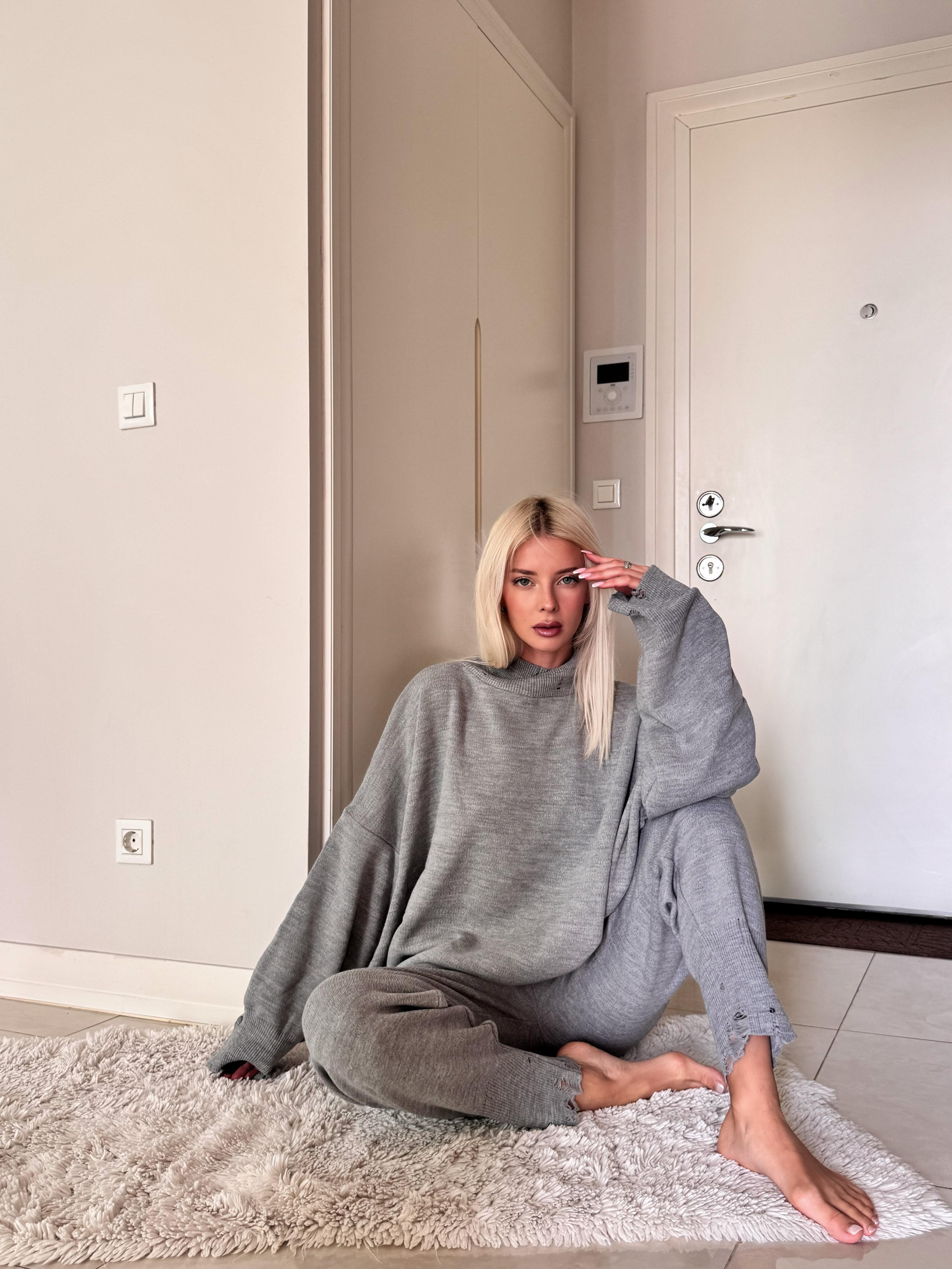 Dik Yaka Yırtık Detaylı Oversize Triko Takım (Gri)