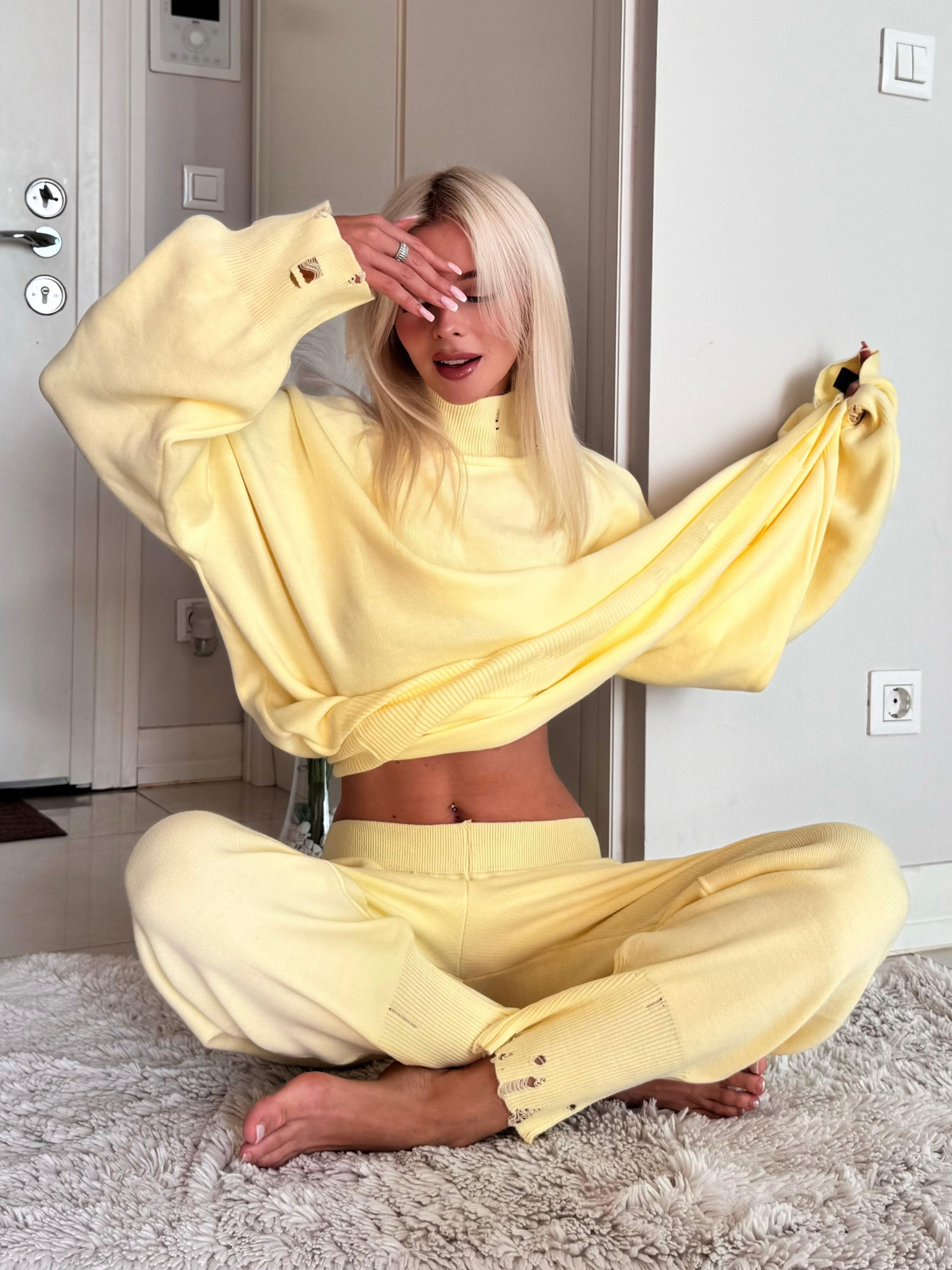 Dik Yaka Yırtık Detaylı Oversize Triko Takım (Sarı)