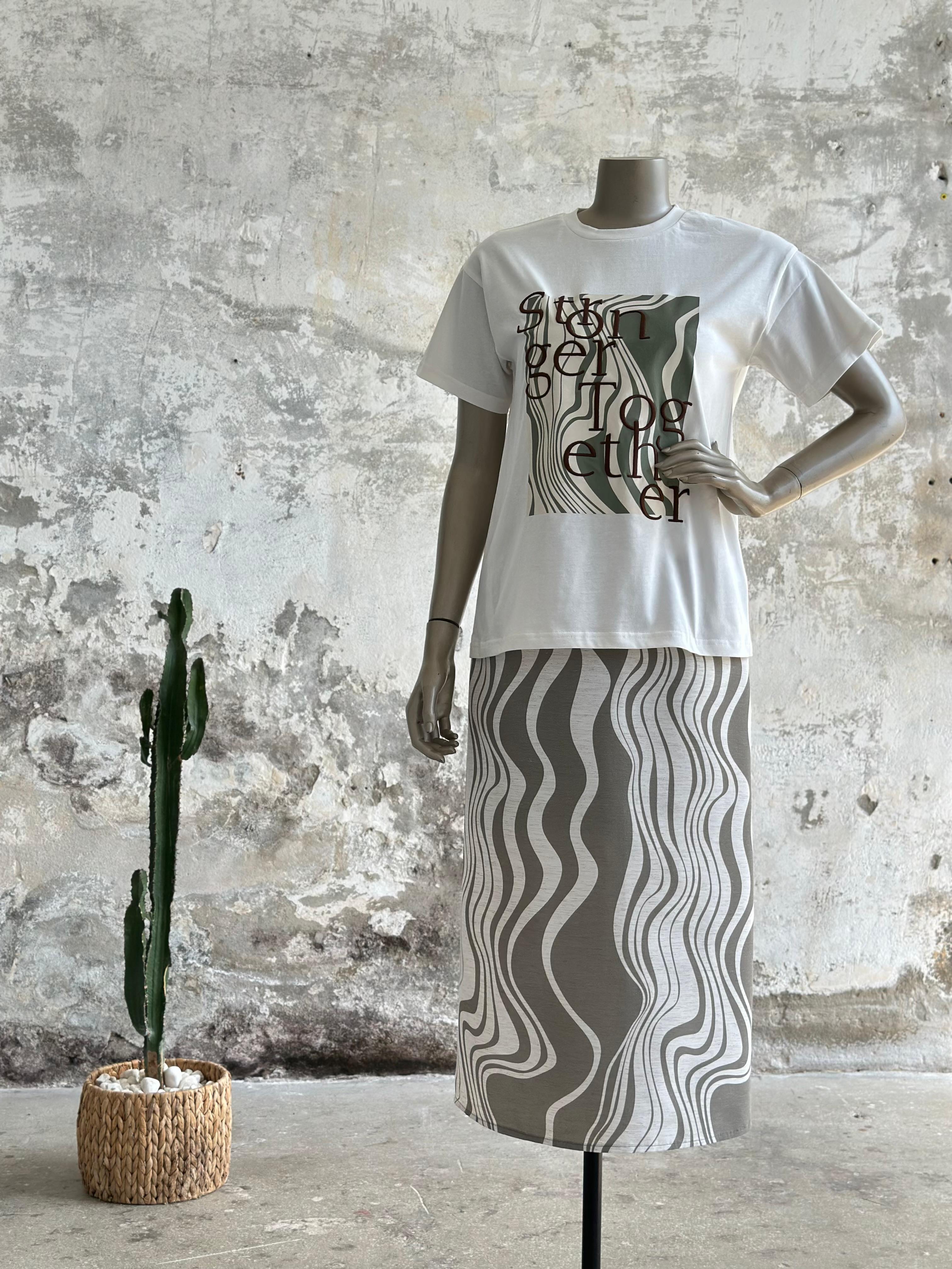 Doğal Zarafet Yazı Nakış İşçilikli Tişört (Beyaz)