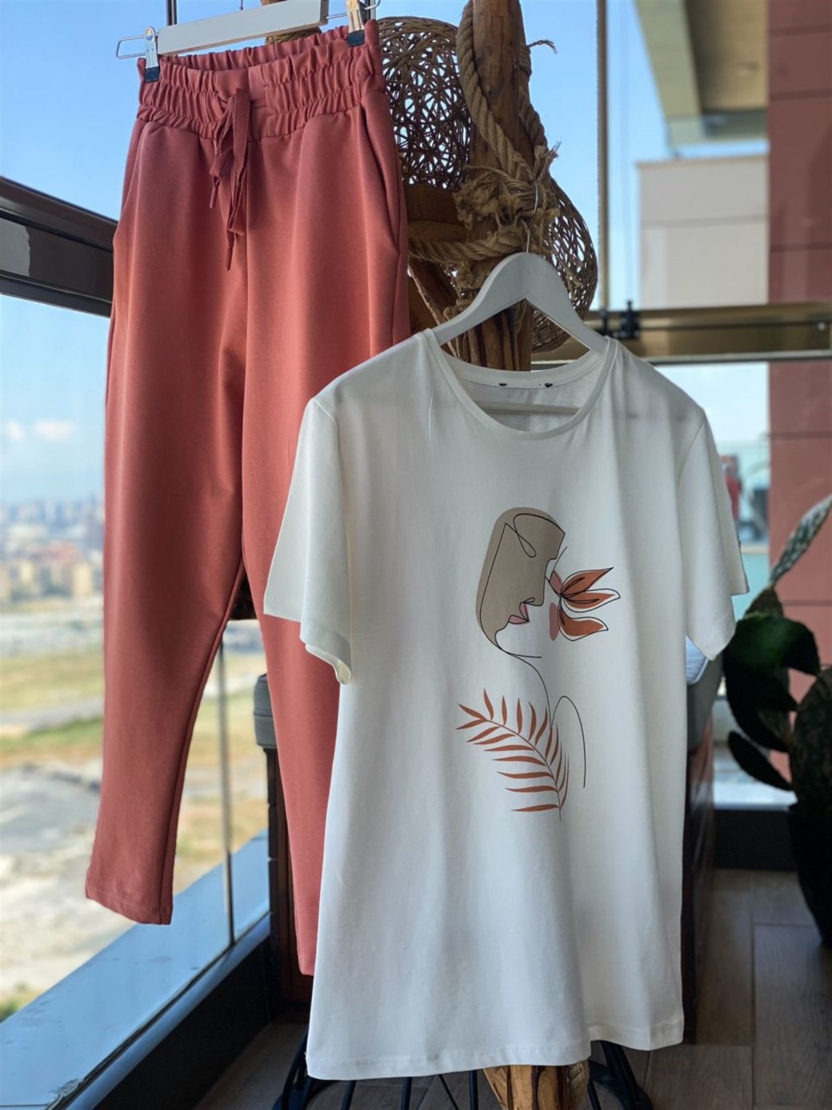 Figür Detaylı Tshirt