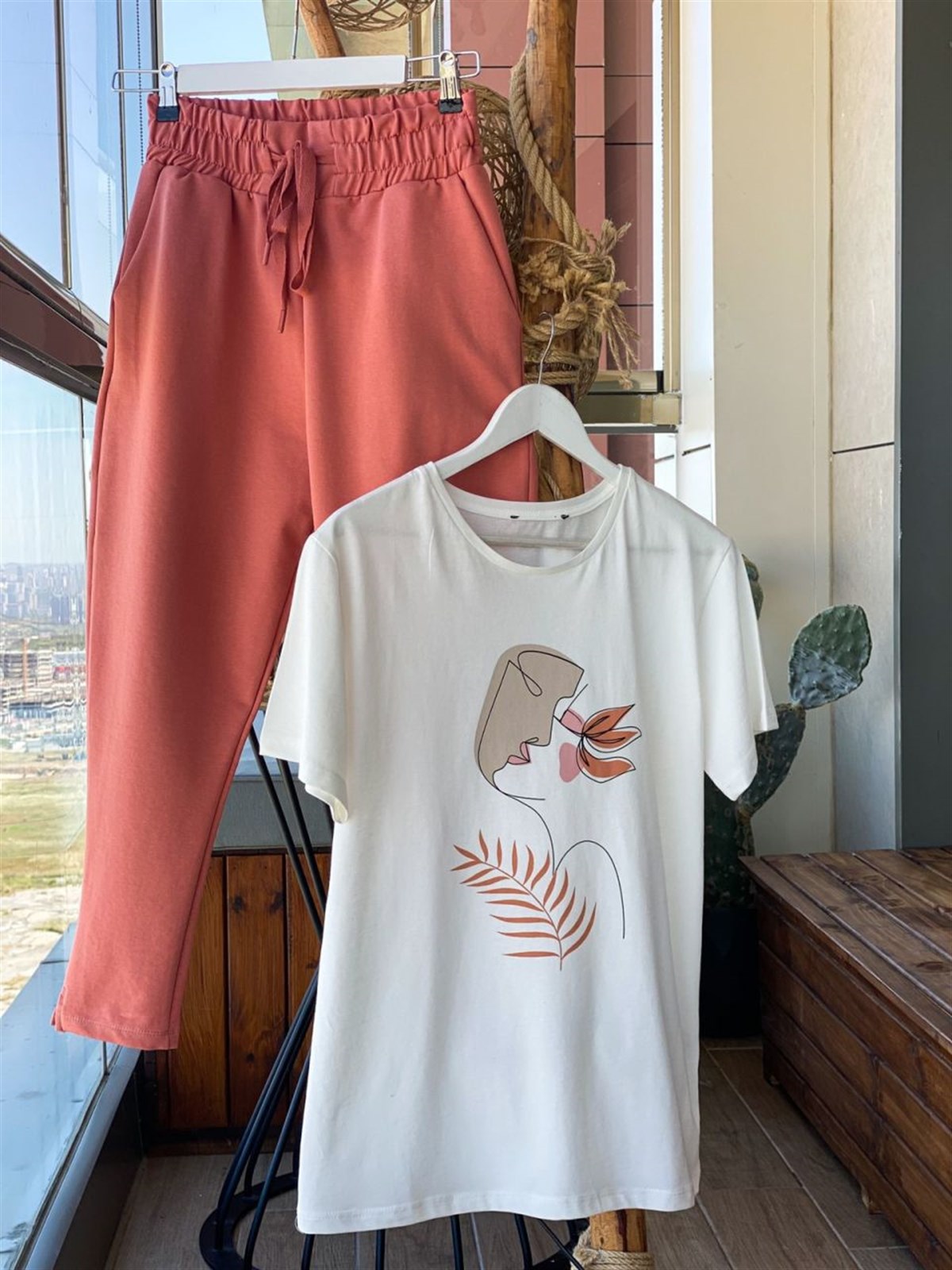 Figür Detaylı Tshirt
