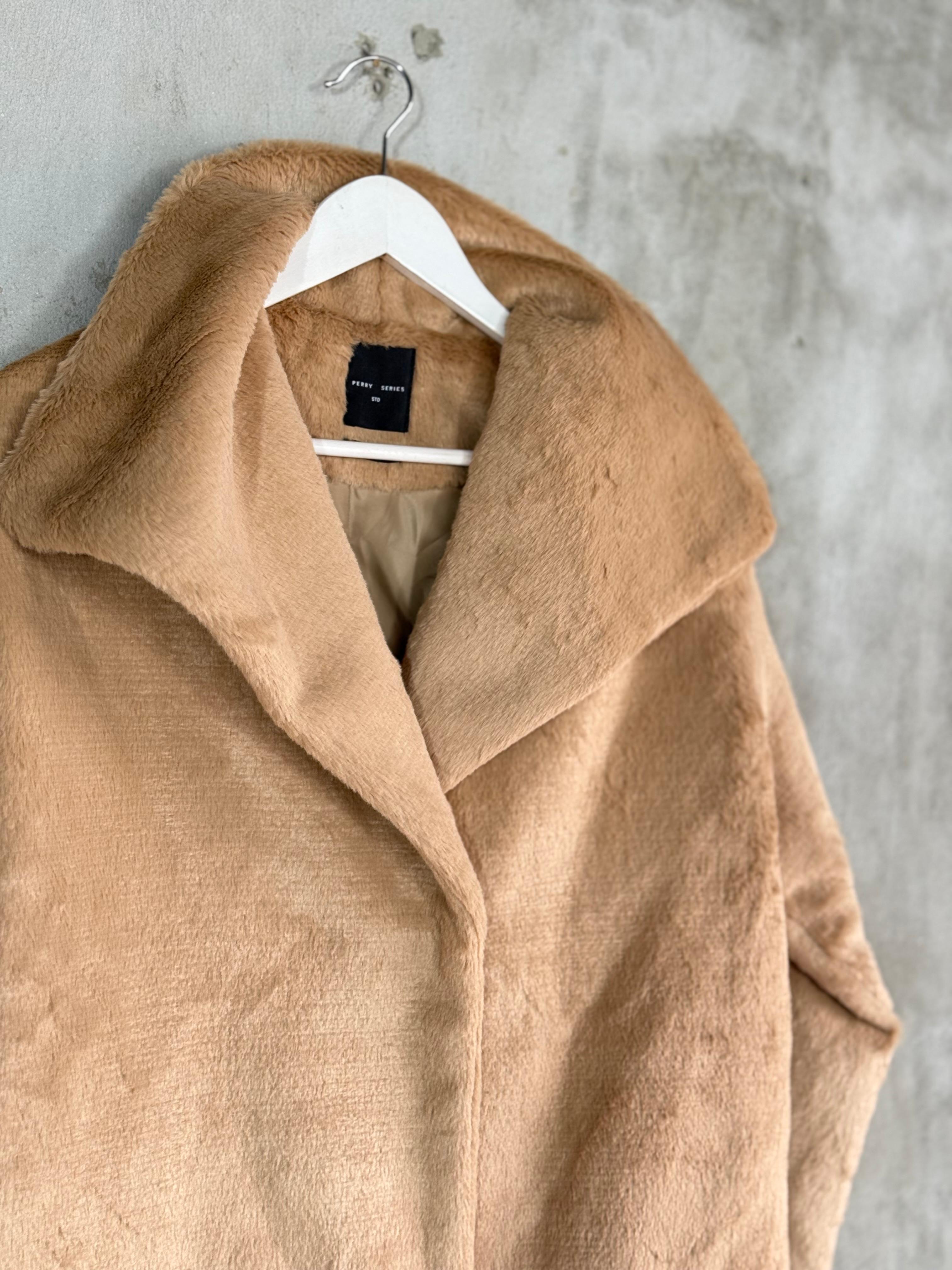 Geniş Yaka Peluş Kaban (Camel)