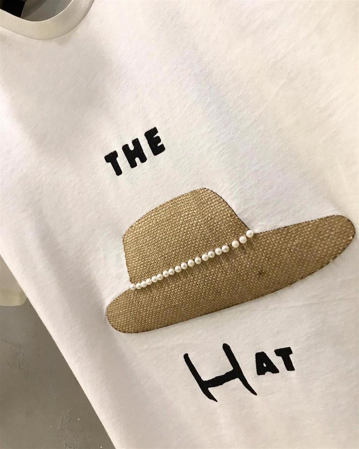 Hasır Şapka Desenli İnci Detaylı Tshirt