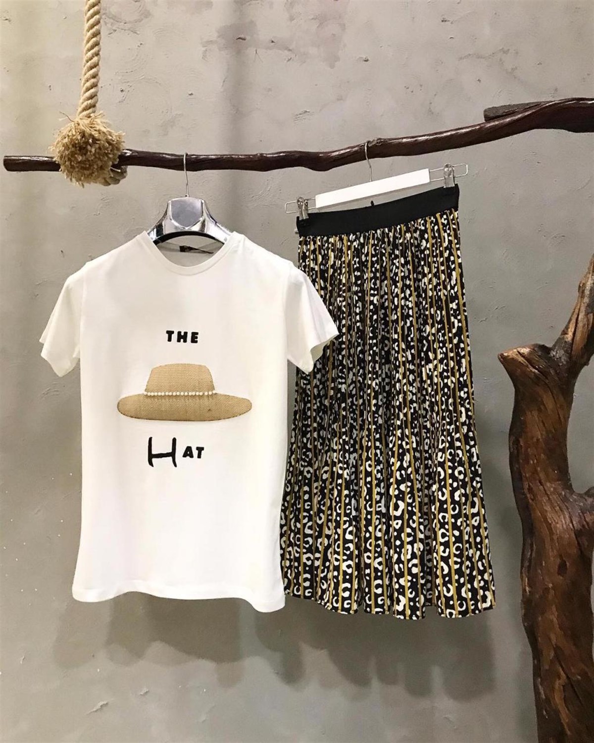 Hasır Şapka Desenli İnci Detaylı Tshirt