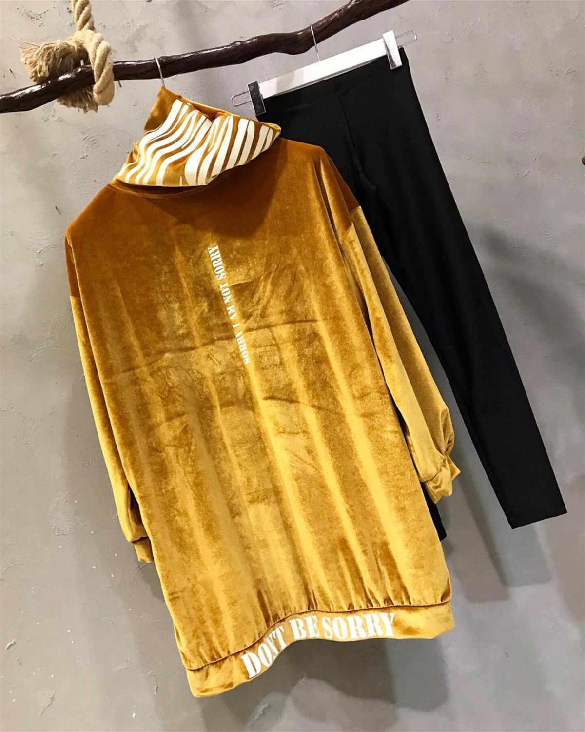 İnci Kadife Kumaş Boğazı Dökümlü Tunik Sweatshirt (HARDAL)