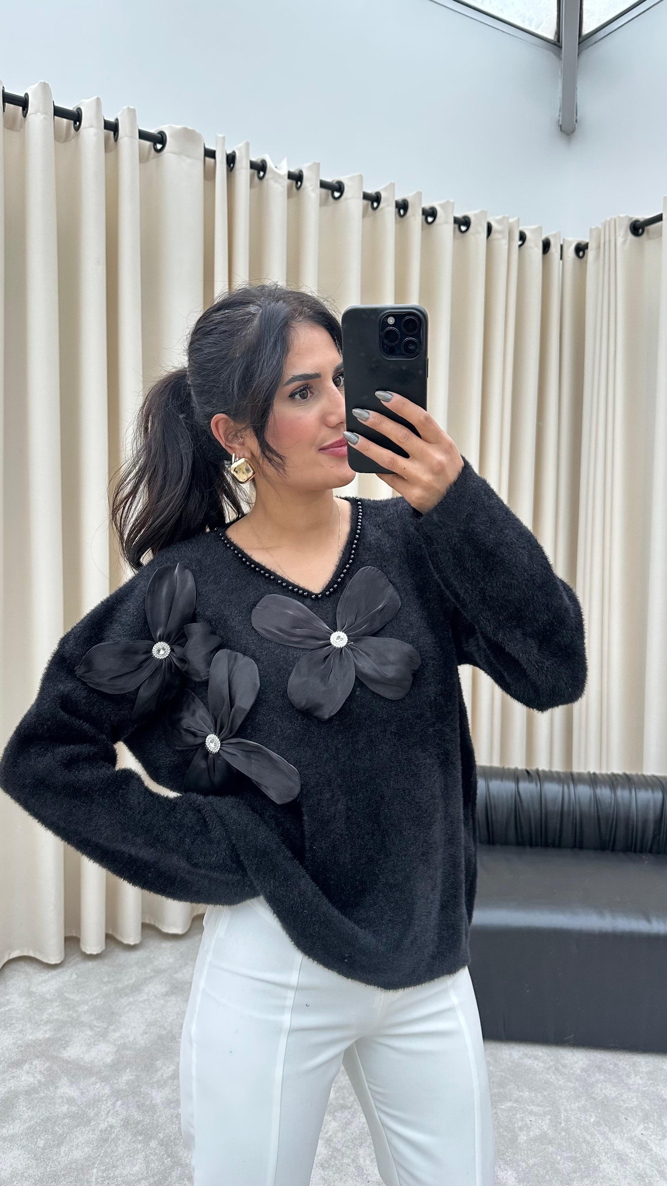 İnci Taş İşçilikli Akordiyon Çiçekli Angora Kazak (Siyah)