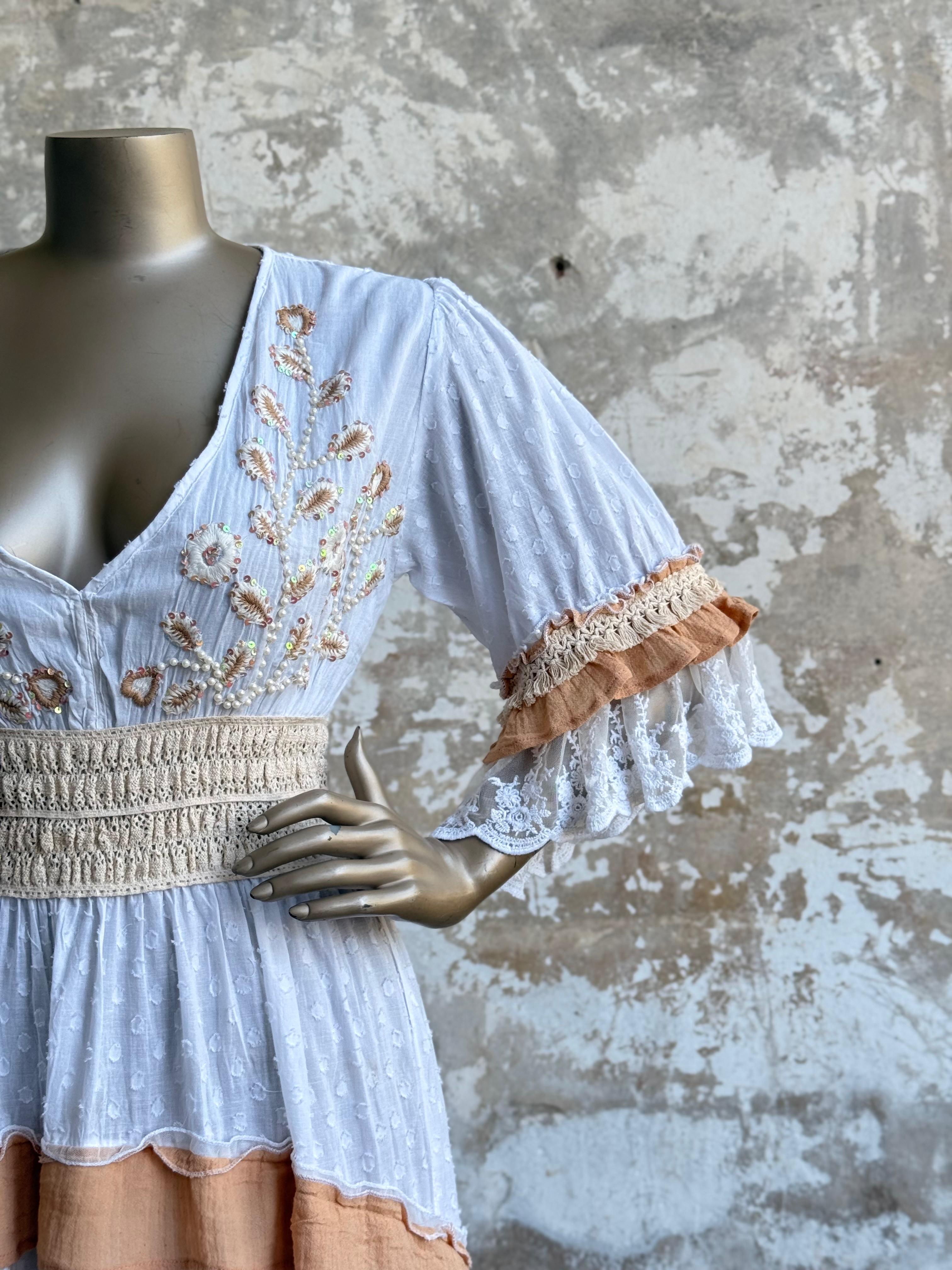 İthal Kumuşa İspanyol Kol İnci İşlemeli Elbise (Beyaz)