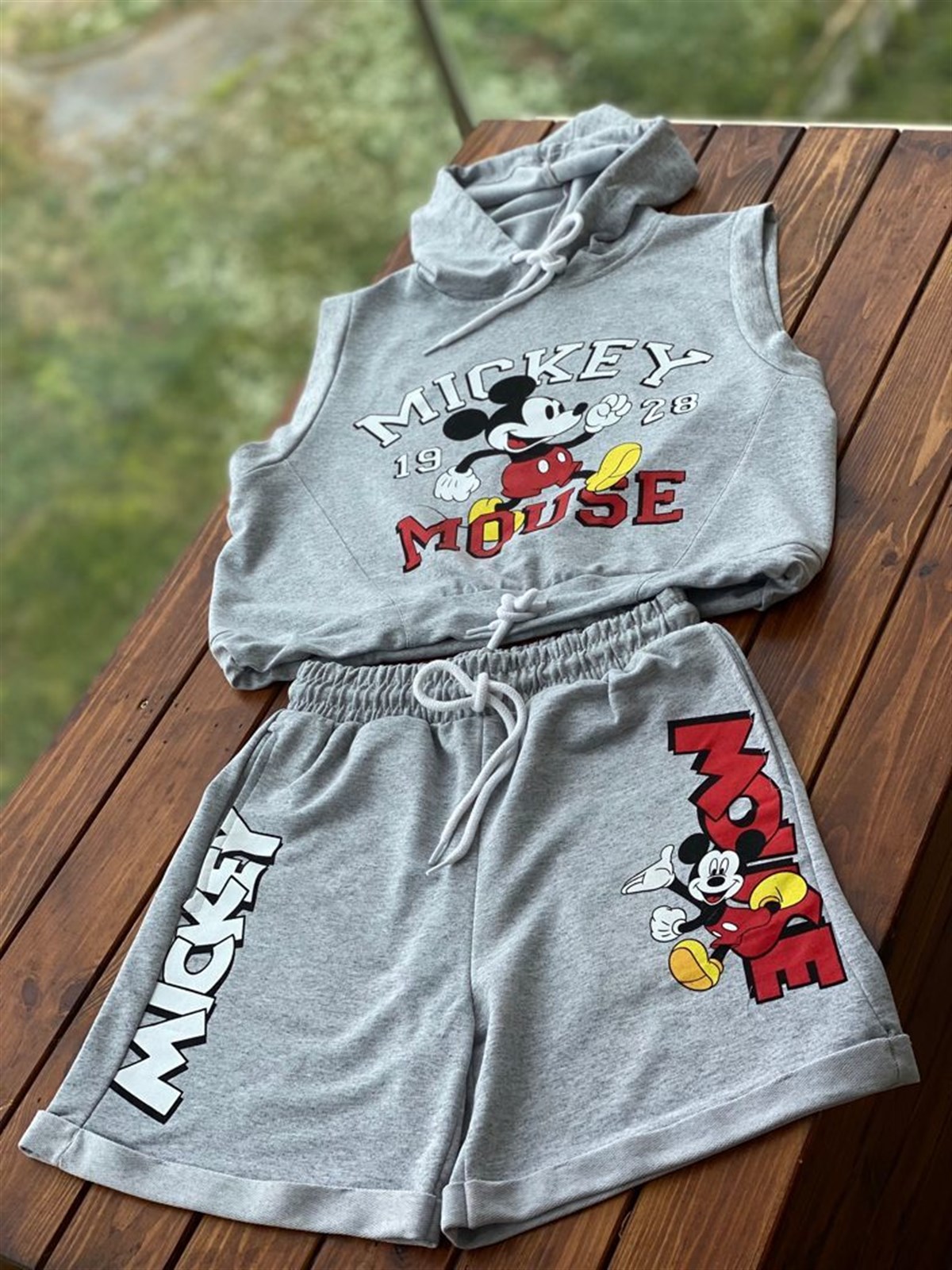 Kapşonlu Mickey Baskılı Şortlu Takım (Gri)