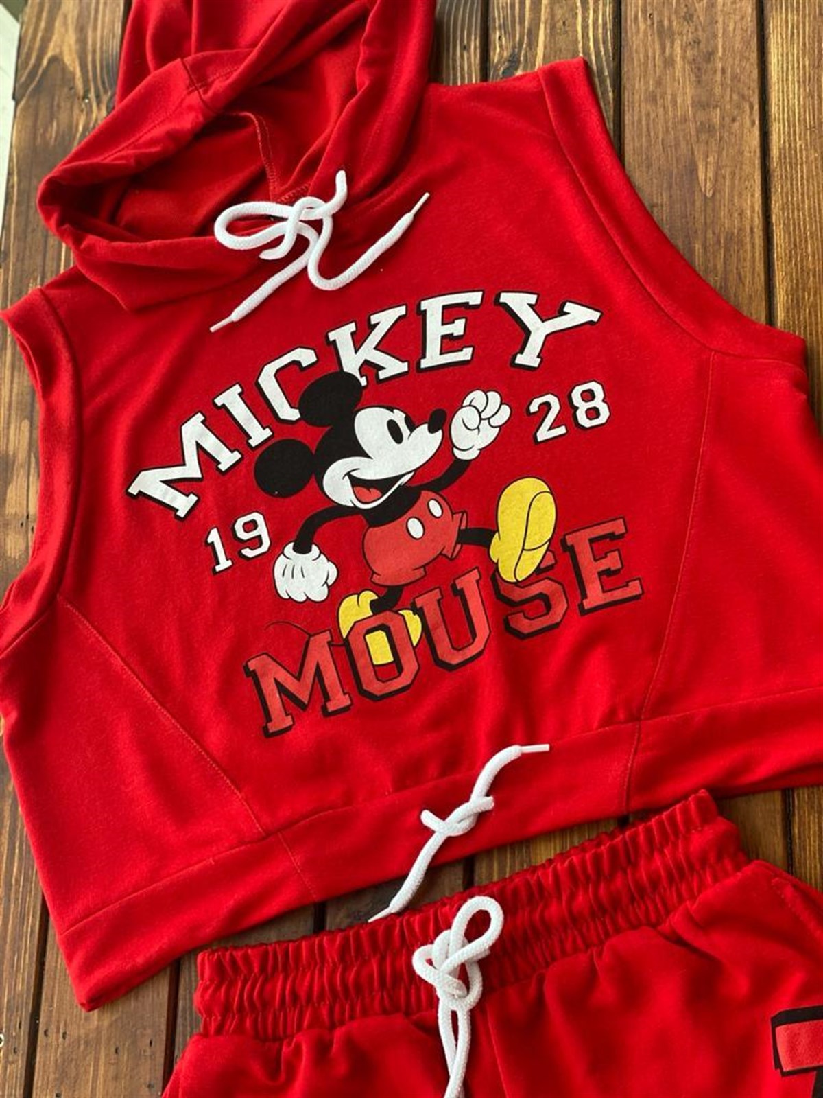 Kapşonlu Mickey Baskılı Şortlu Takım (Kırmızı)