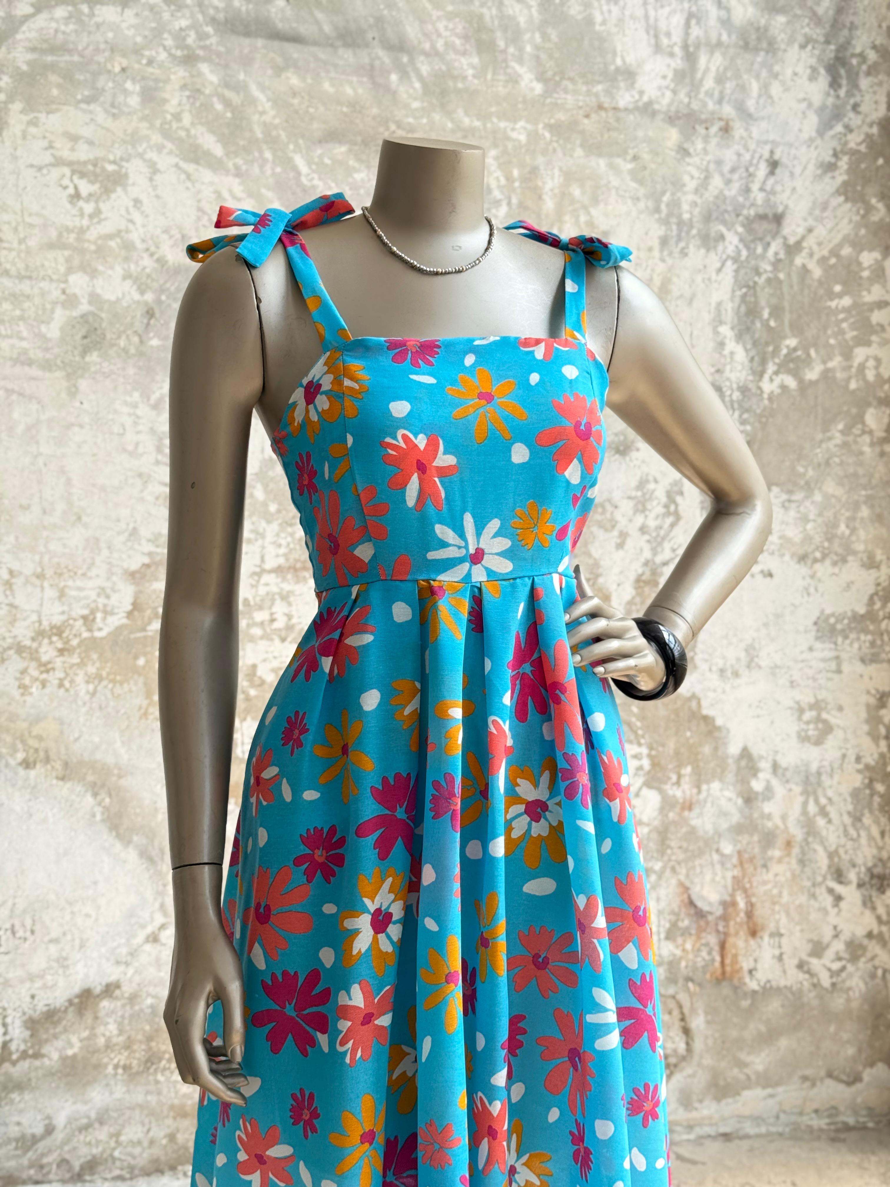 Kare Yaka Omuz Bağlama Detaylı Çiçekli Elbise (Mavi)