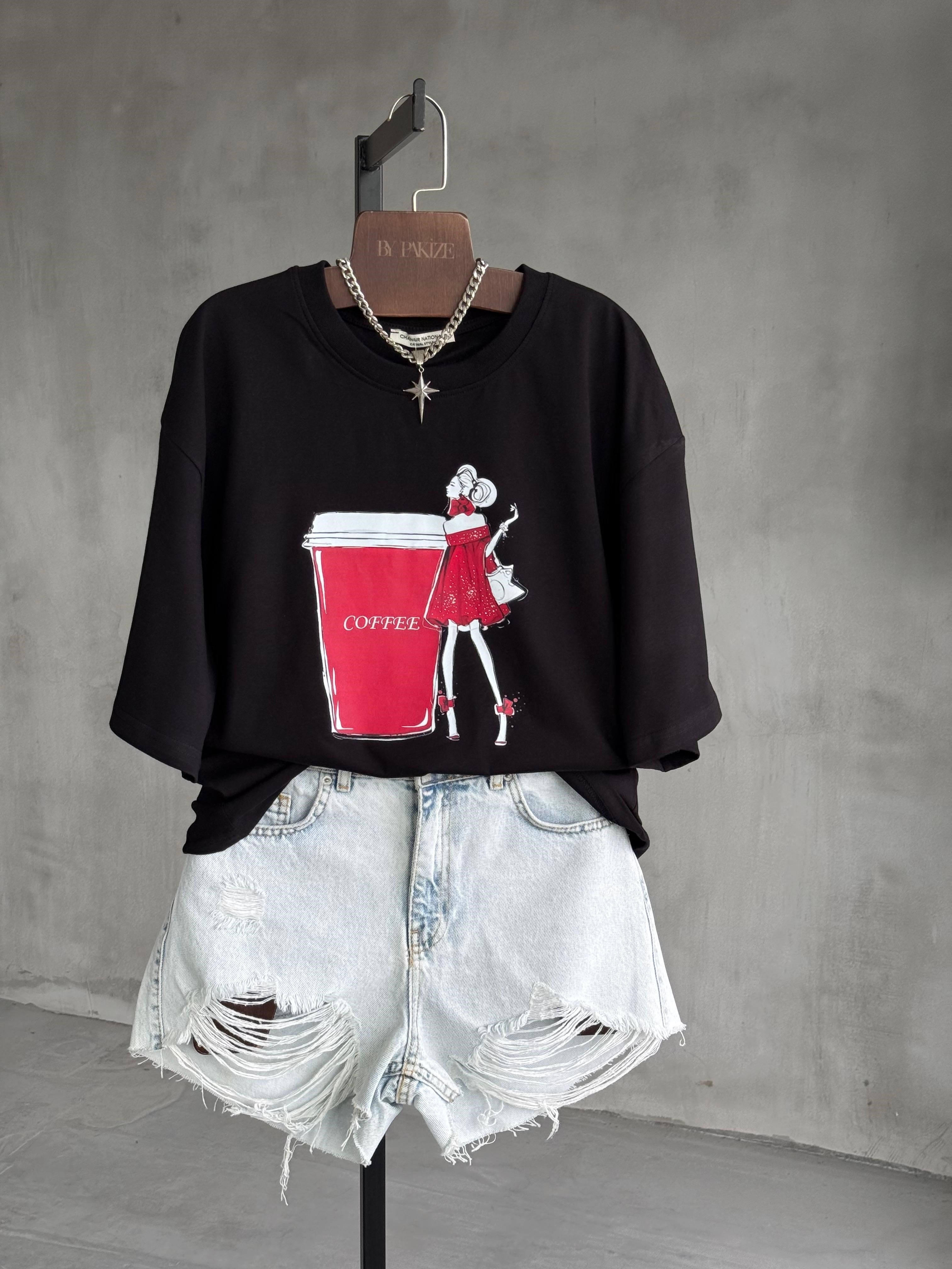 Kırmızı Kadın Coffe Baskılı Oversize Tişört (Siyah)