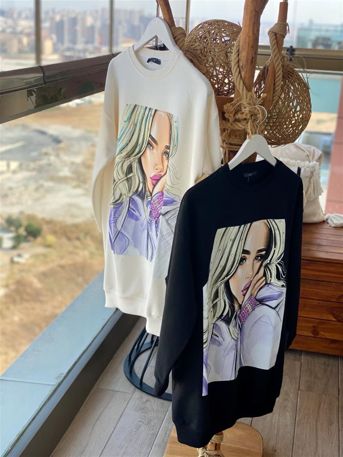 Kız Baskı Detaylı Özel Kristal İşçilikli Sweat (Siyah)