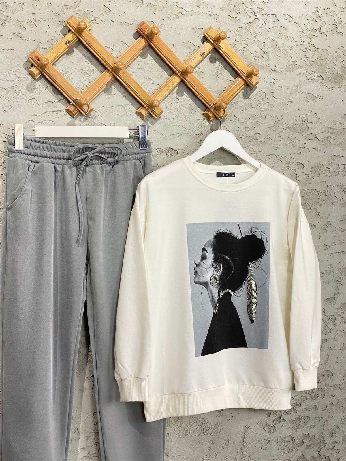 Kız Figürlü Boncuk Taş İşlemeli Sweat (Ekru)