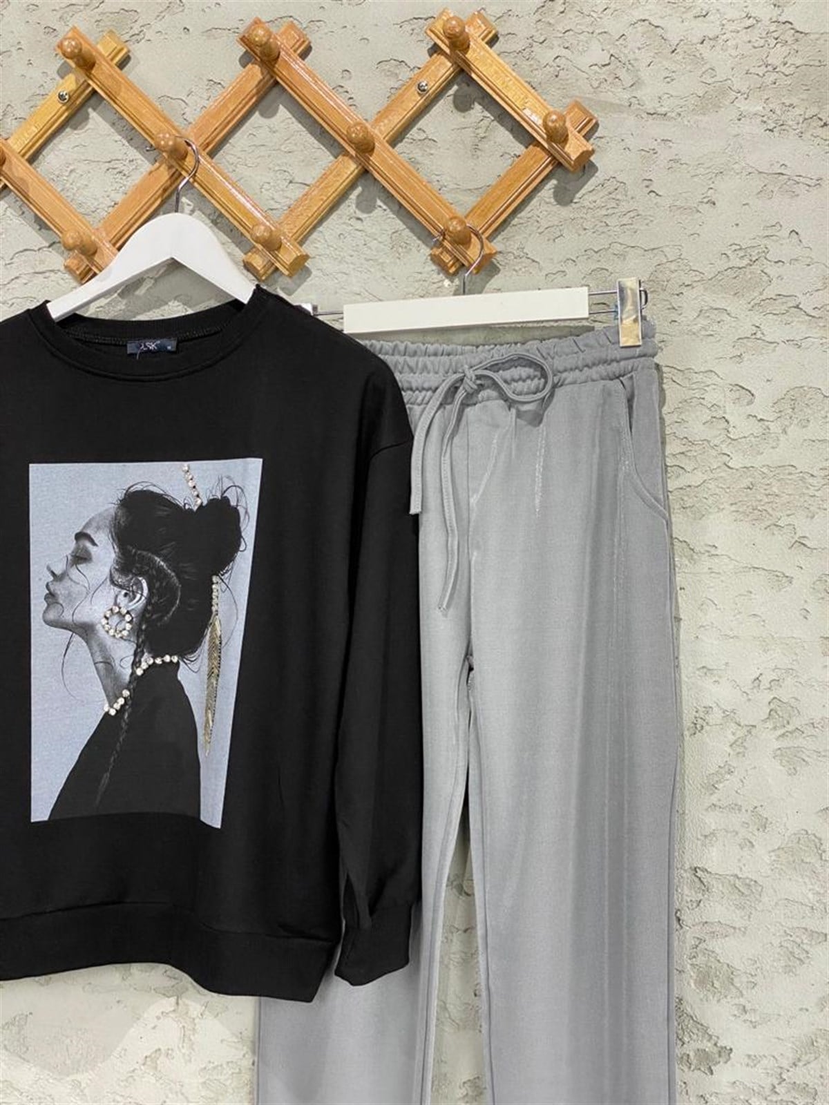 Kız Figürlü Boncuk Taş İşlemeli Sweat (Siyah)
