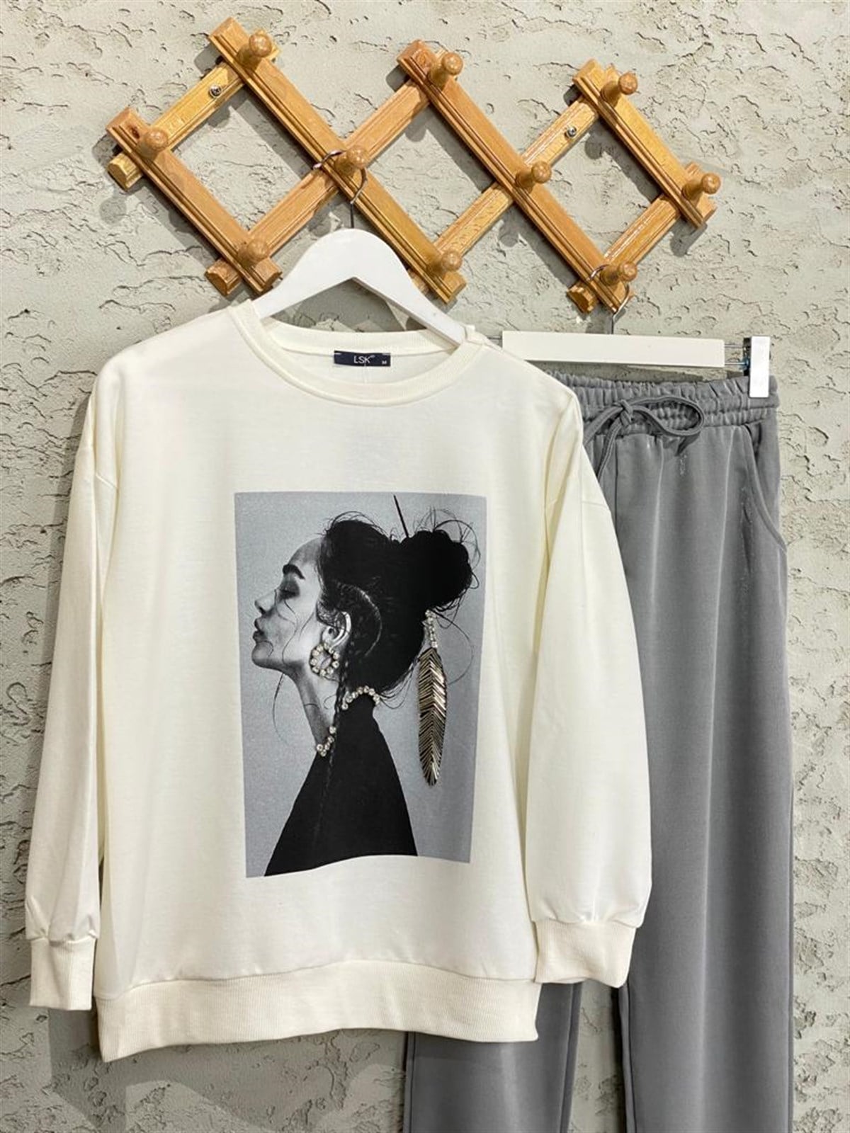Kız Figürlü Boncuk Taş İşlemeli Sweat (Ekru)
