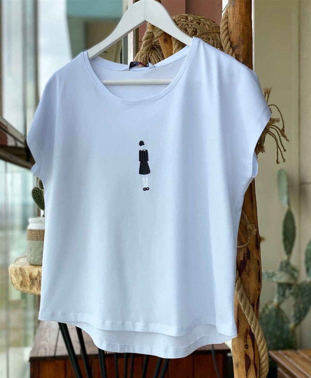 Kız Nakış İşlemeli Tshirt (Beyaz)