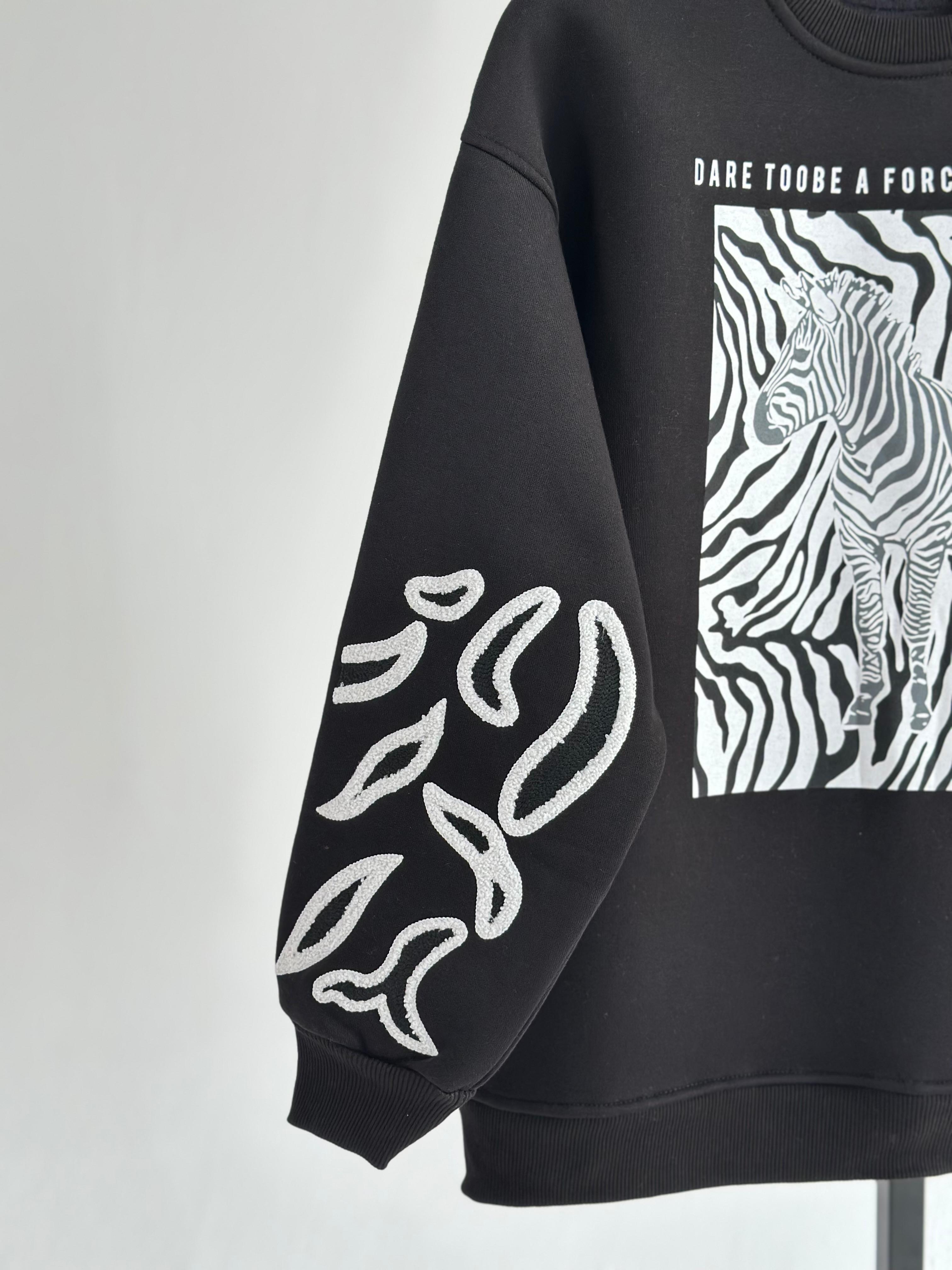 Koldan Nakış İşlemeli Ve Zebra Baskılı Sweat (Siyah)