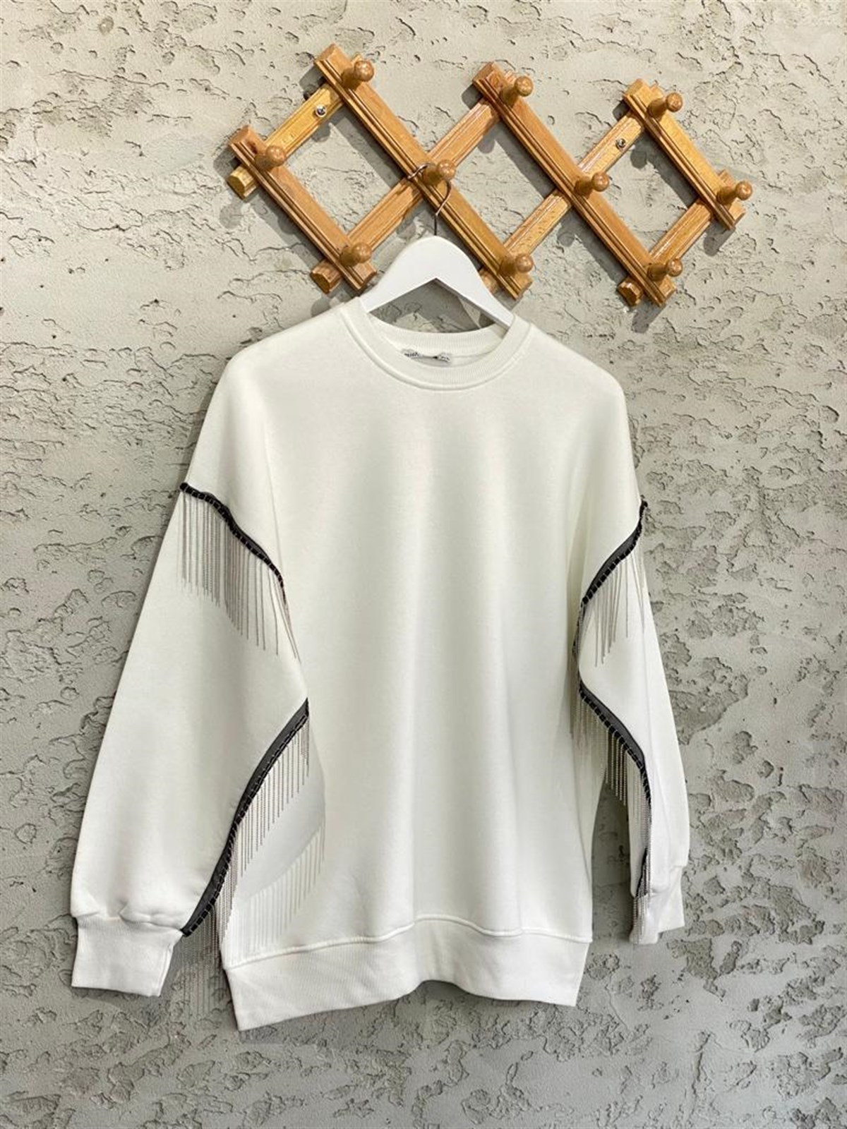 Koldan Şerit Zincir Detaylı Şardonlu Sweat (Beyaz)