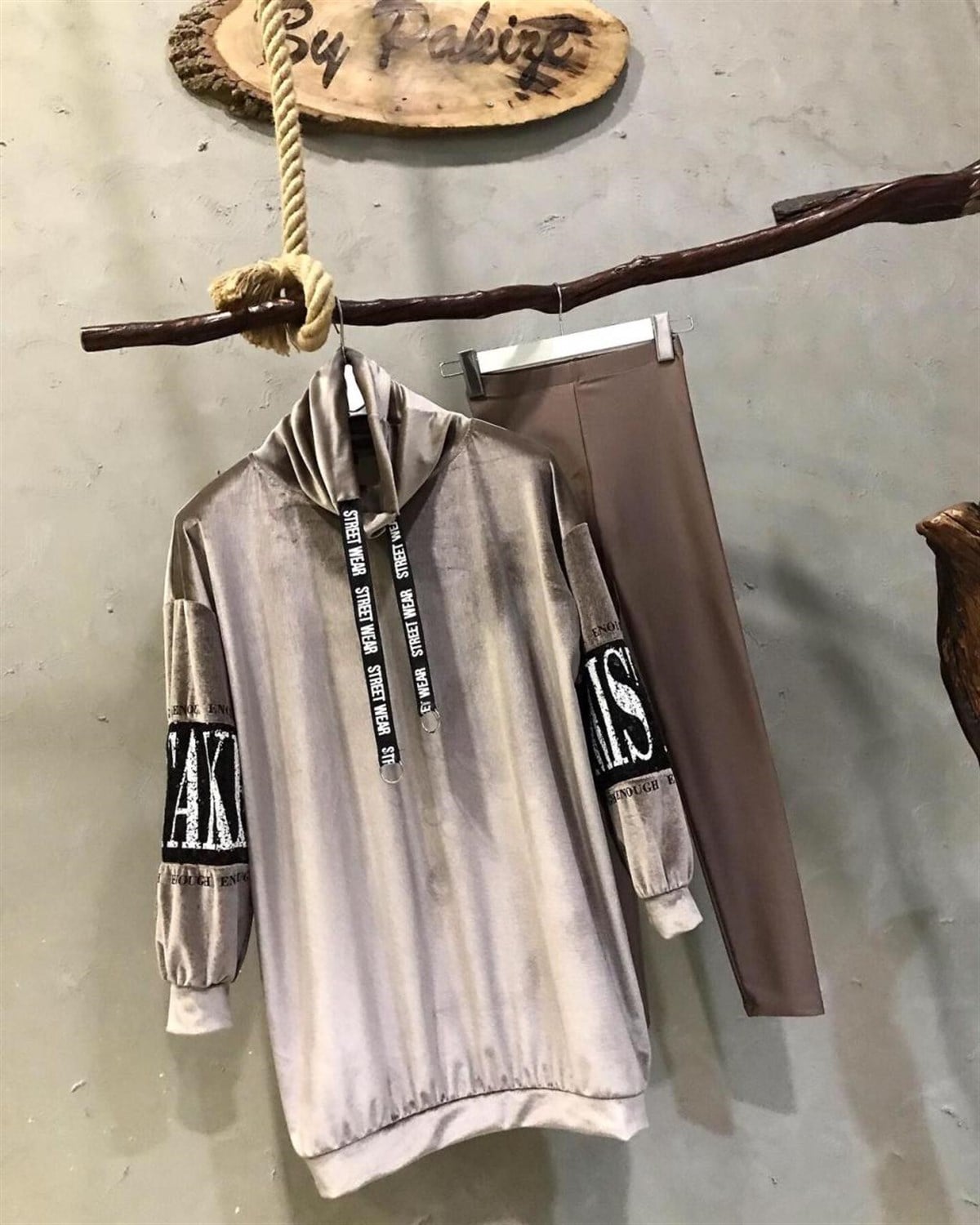 Kolları Payet Detaylı Kadife Sweatshirt (VİZON)