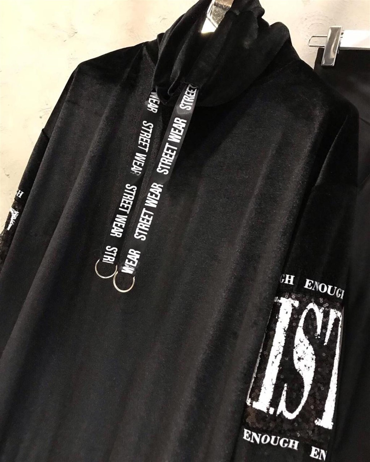 Kolları Payet Detaylı Kadife Sweatshirt (SİYAH)