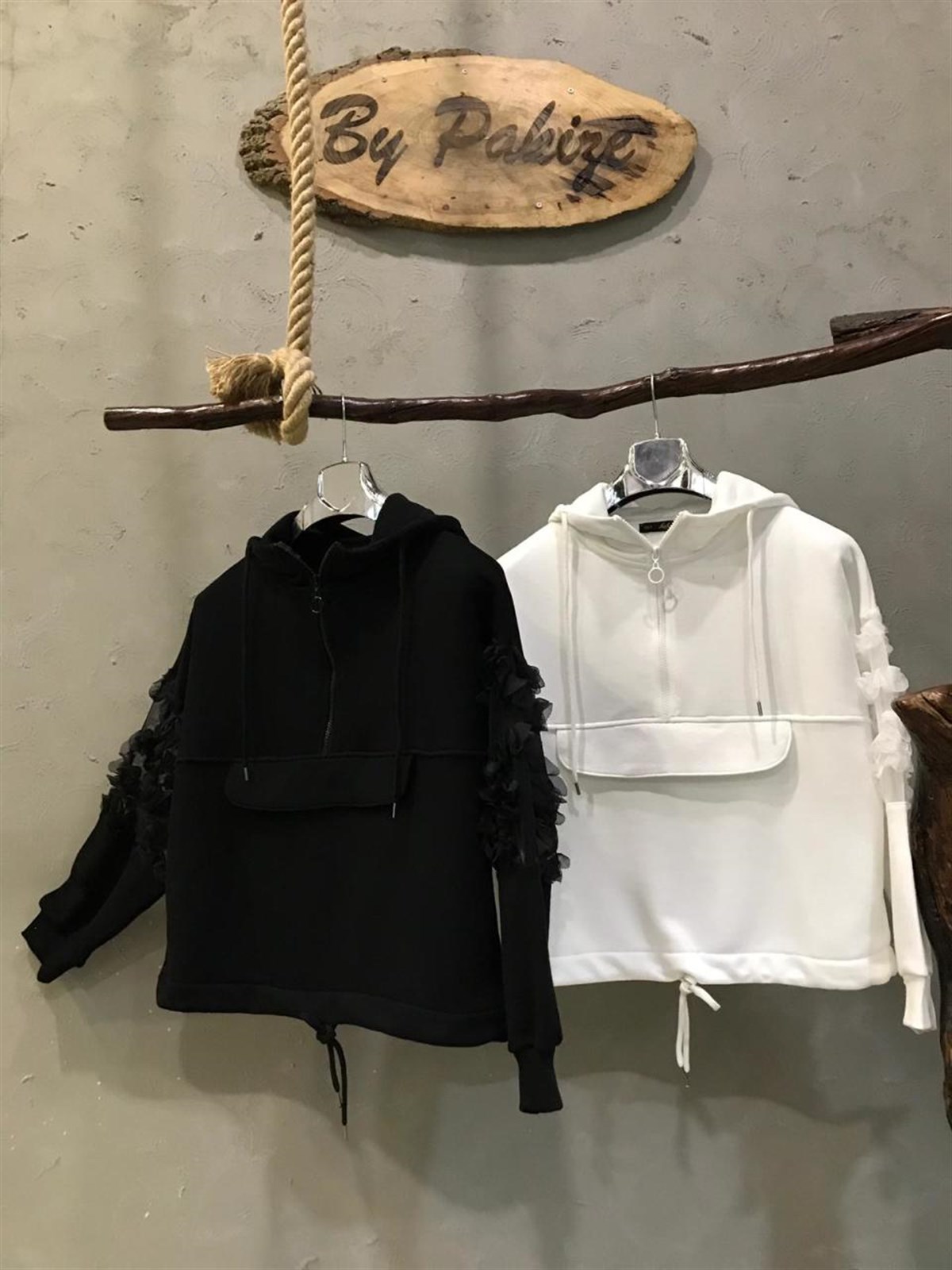 Kolu Tül Detaylı Kapşonlu Sweatshirt (BEYAZ)