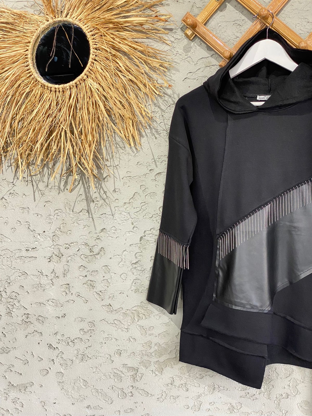 Lazer Kesim Detaylı Kapüşonlu Siyah Sweatshirt
